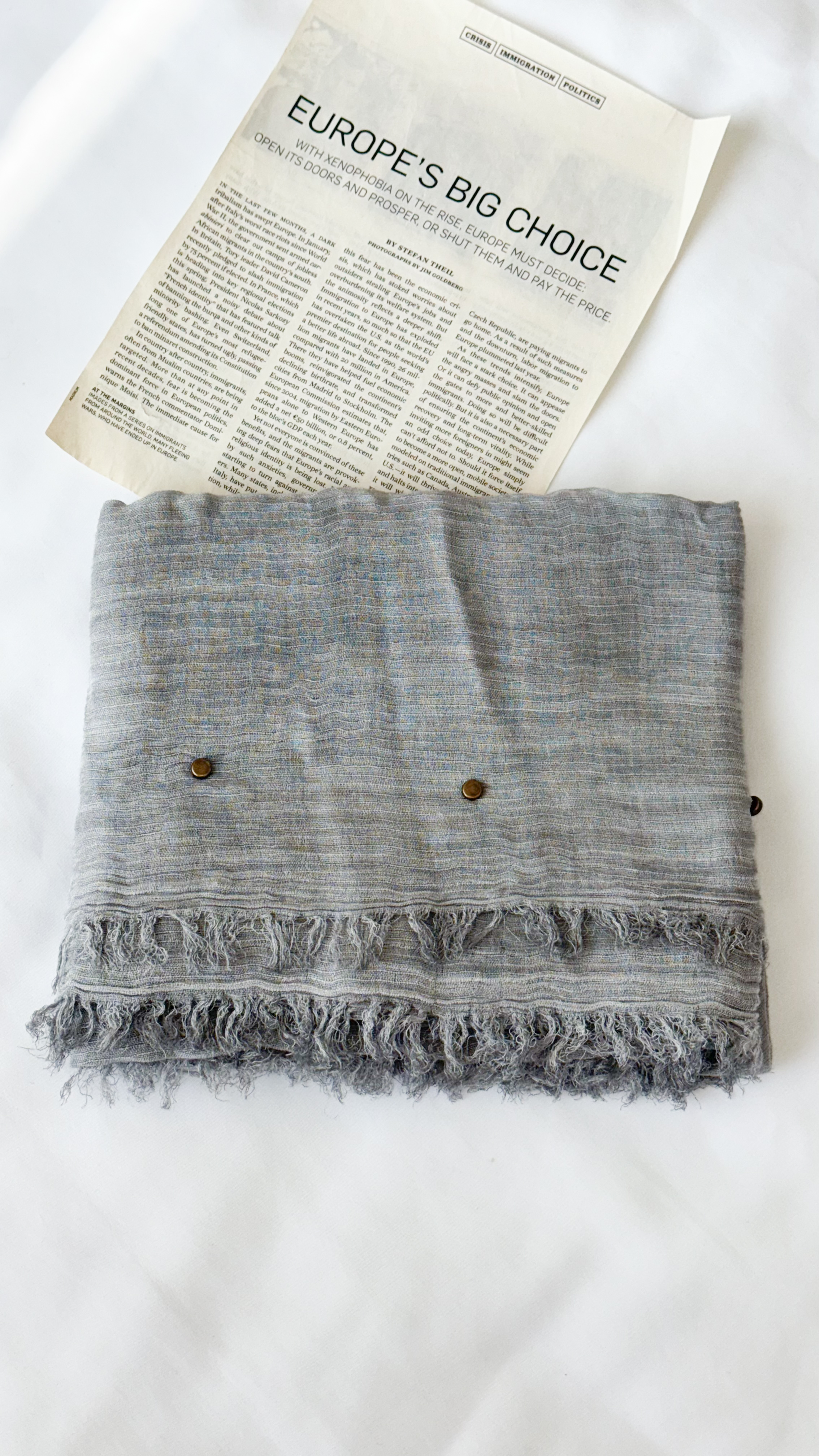 نمای دیگر از شال مگنت رنگ طوسی تیره