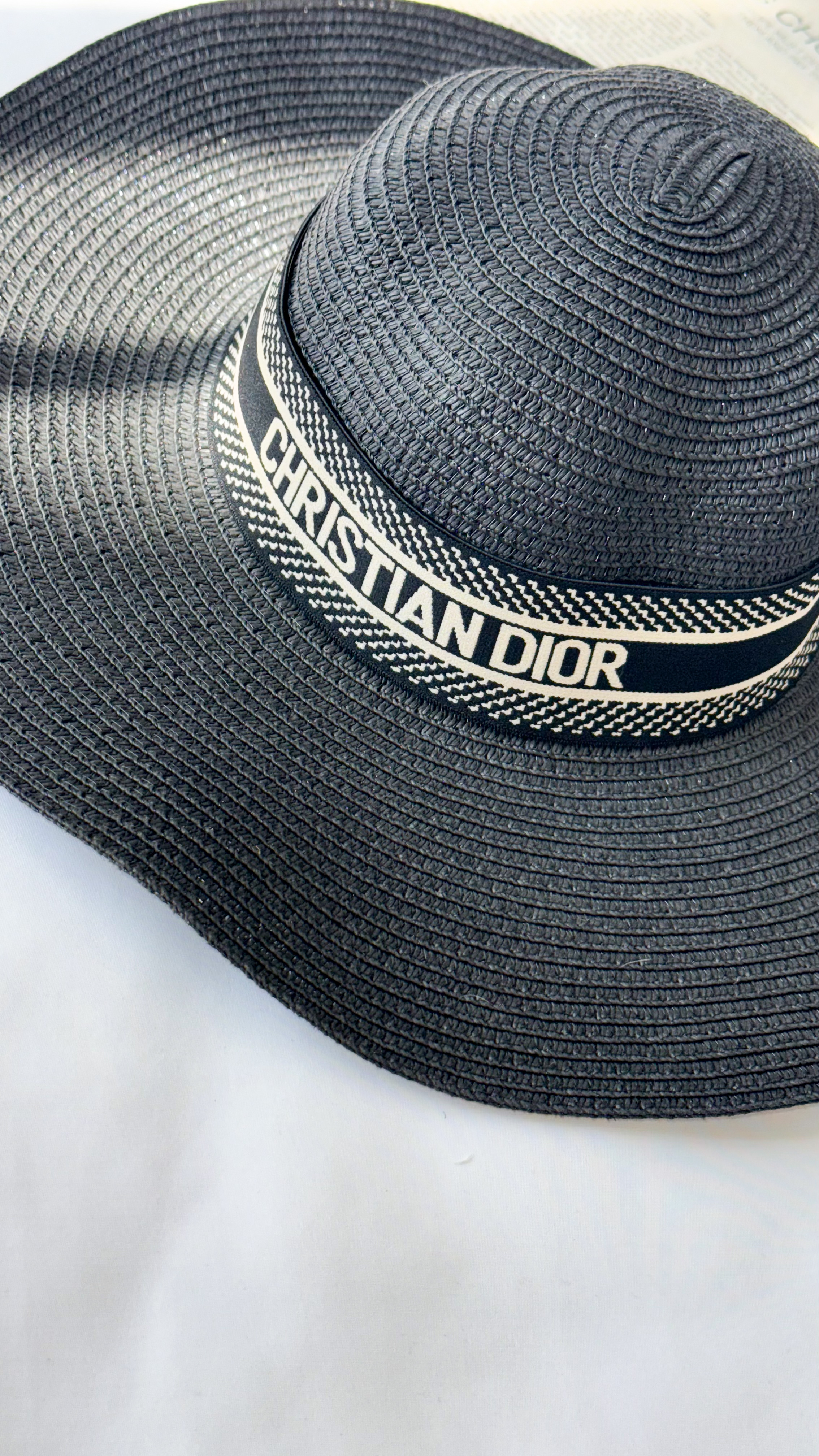 نمای دیگر از کلاه Cristian Dior رنگ تک رنگ