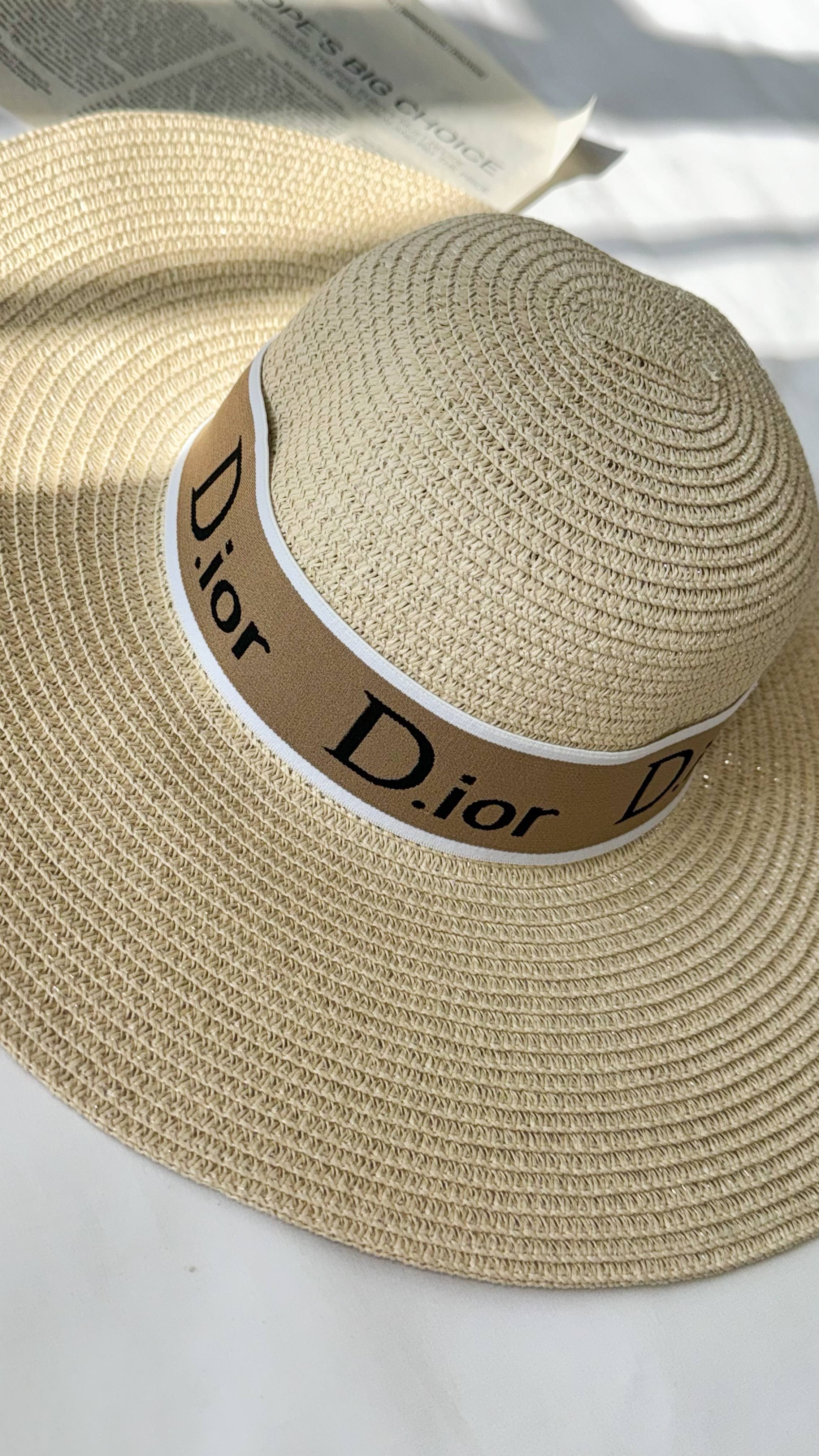 نمای دیگر از کلاه حصیری دیور رنگ کرم