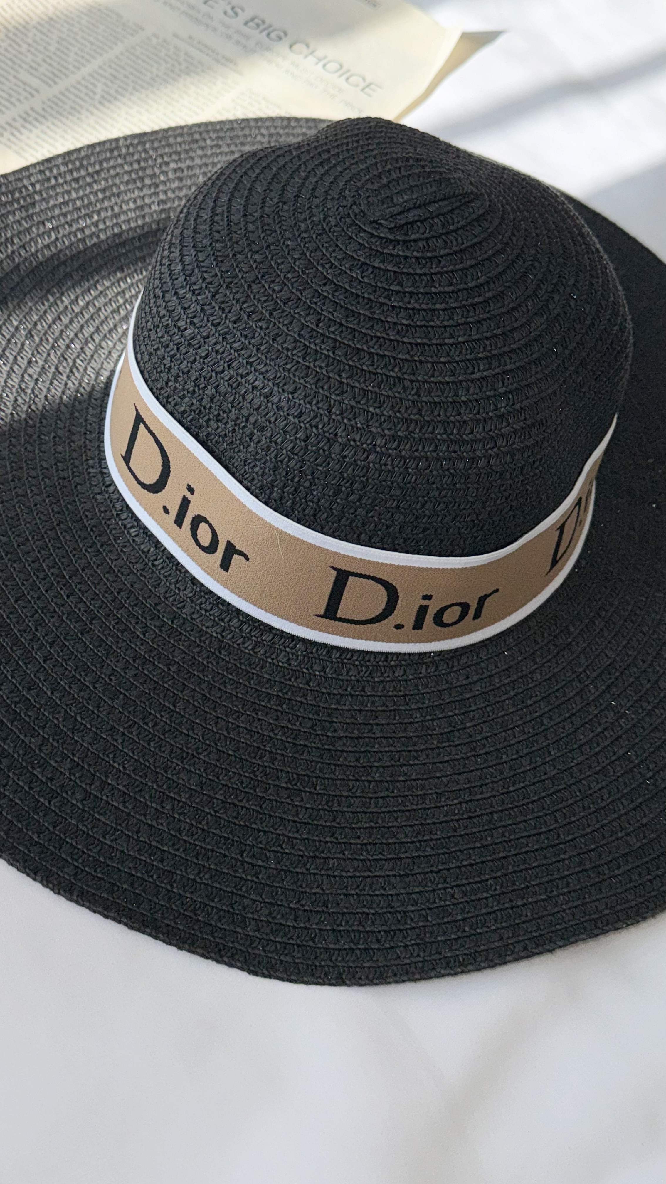 نمای دیگر از کلاه حصیری دیور رنگ مشکی