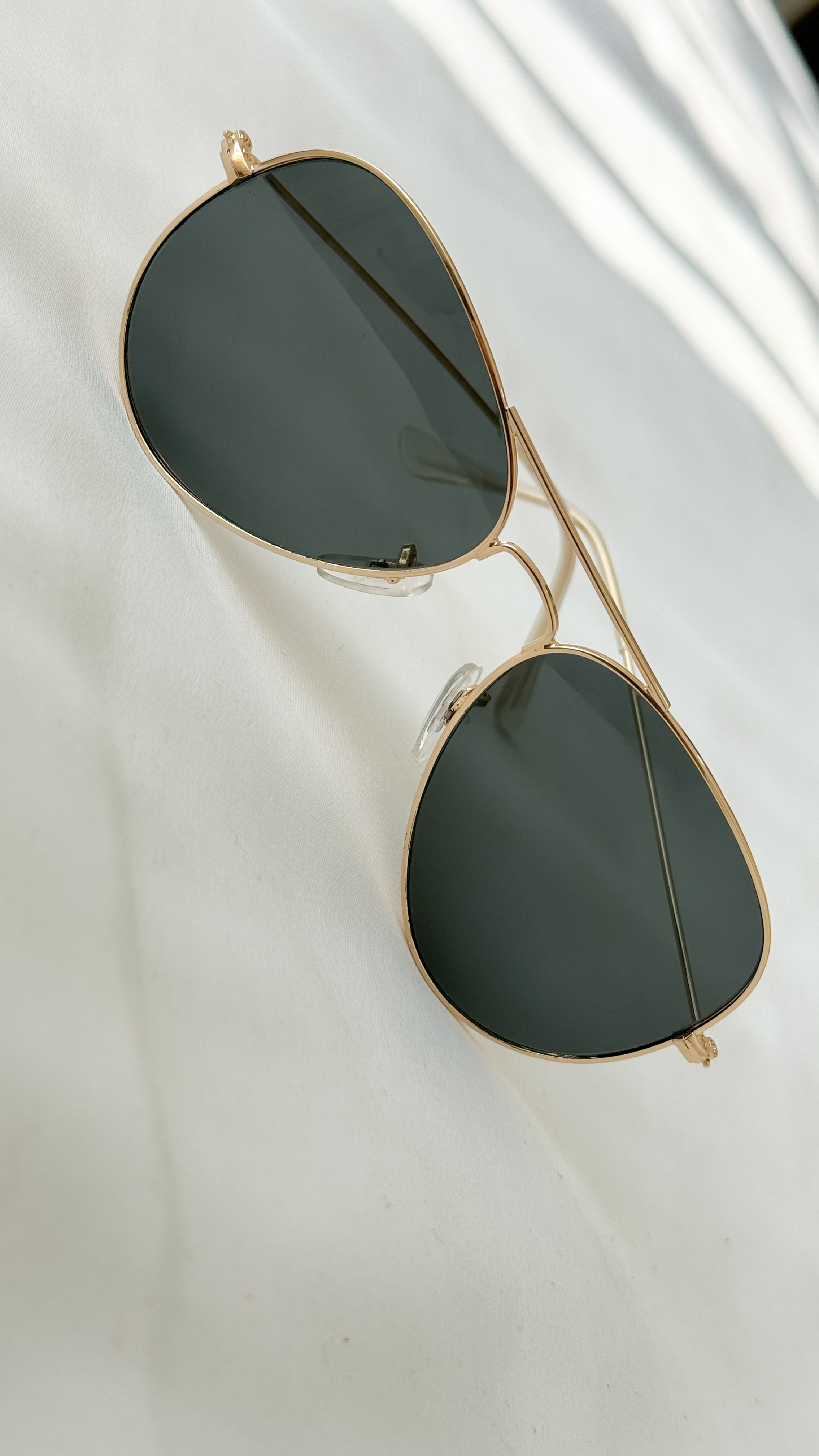 نمای دیگر از عینک ریبن دور طلایی رنگ تک رنگ