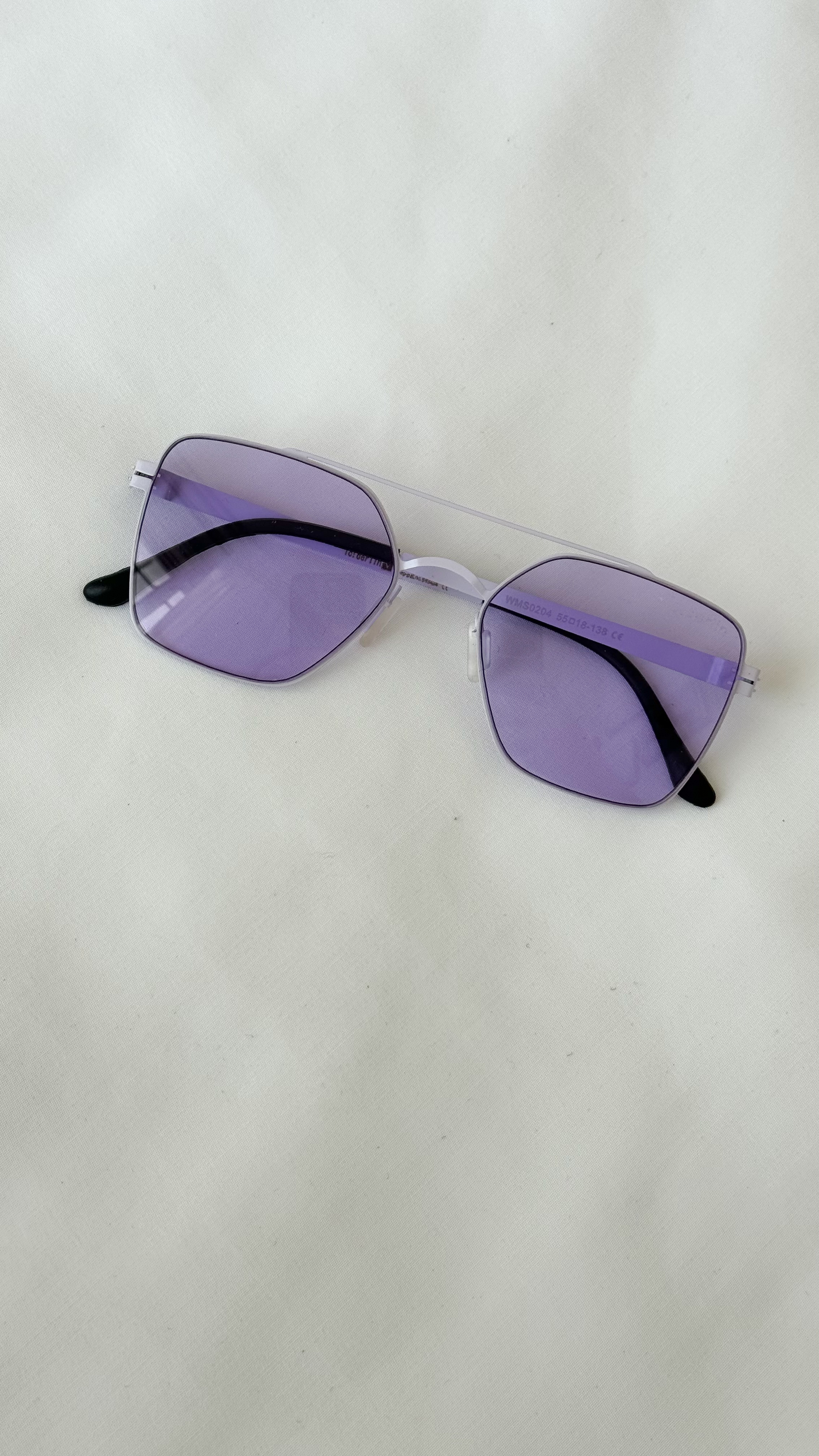 نمای دیگر از عینک رنگی رنگ بنفش