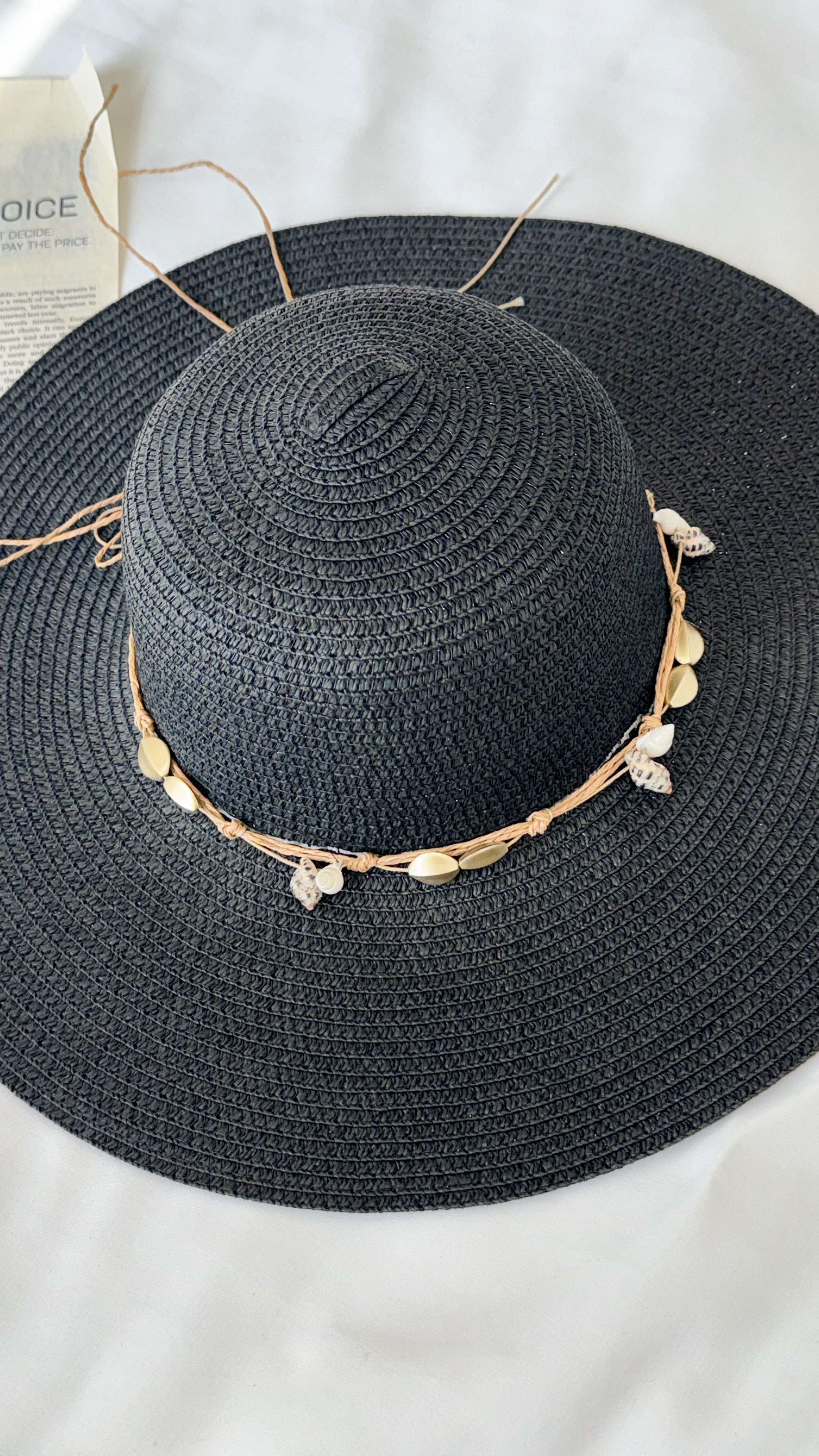 نمای دیگر از کلاه حصیری صدفی رنگ تک رنگ