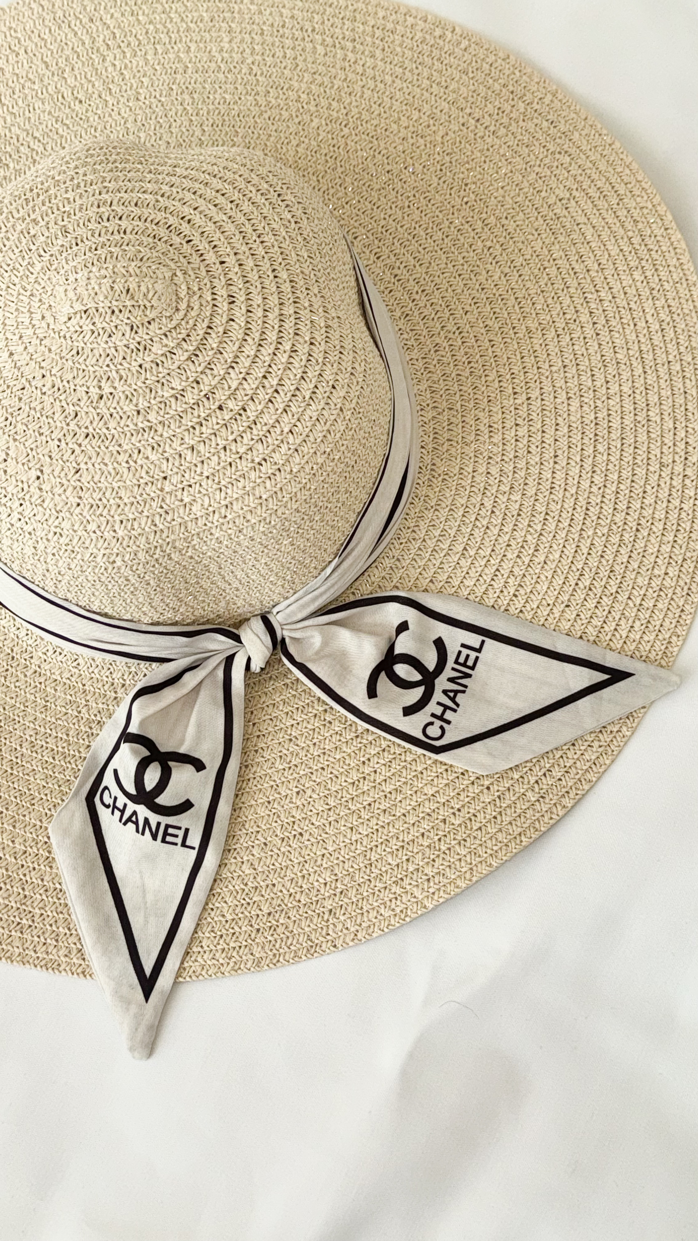 نمای دیگر از کلاه حصیری شنل رنگ تک رنگ