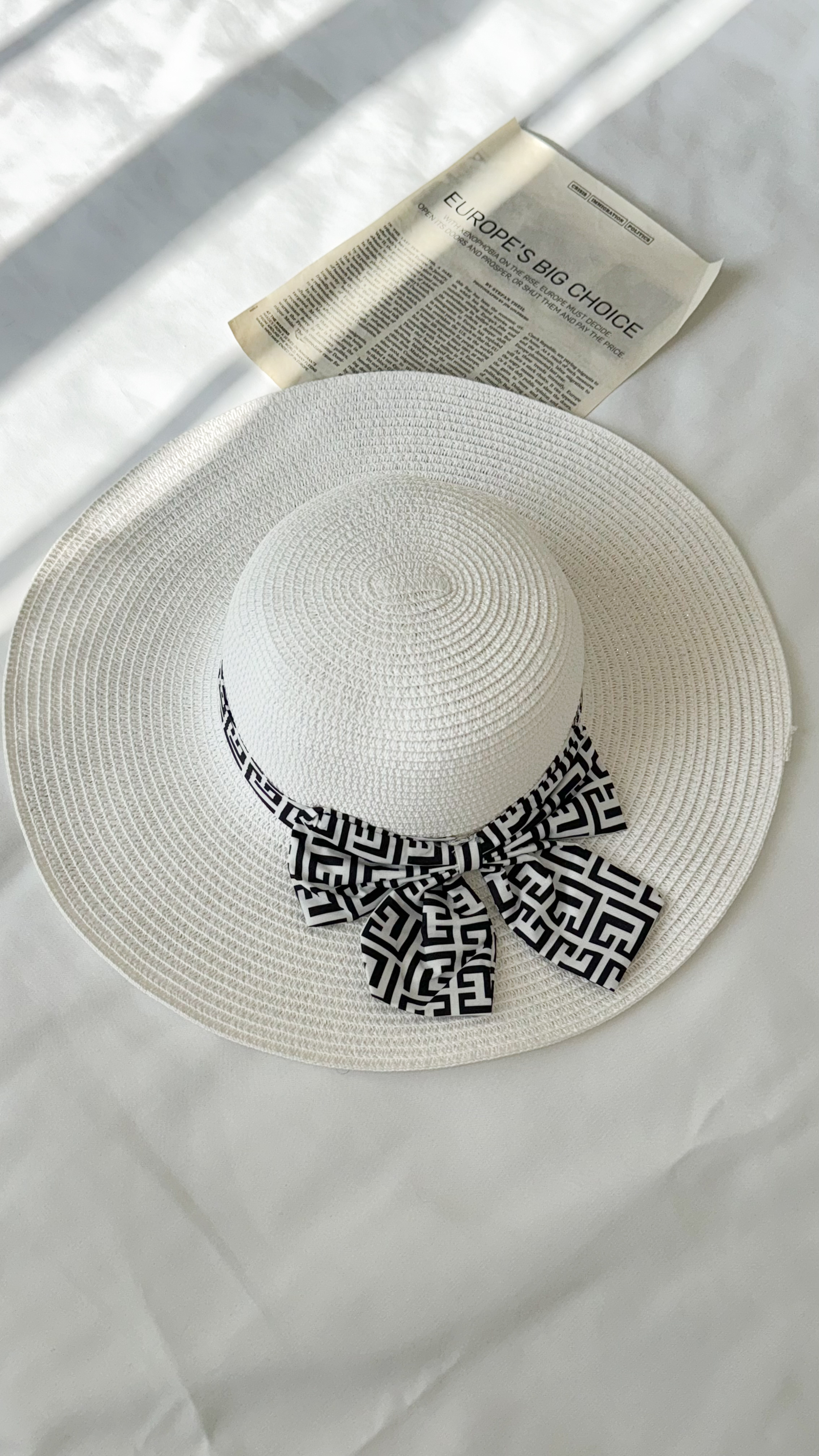 نمای دیگر از کلاه حصیری پاپیون رنگ سفید