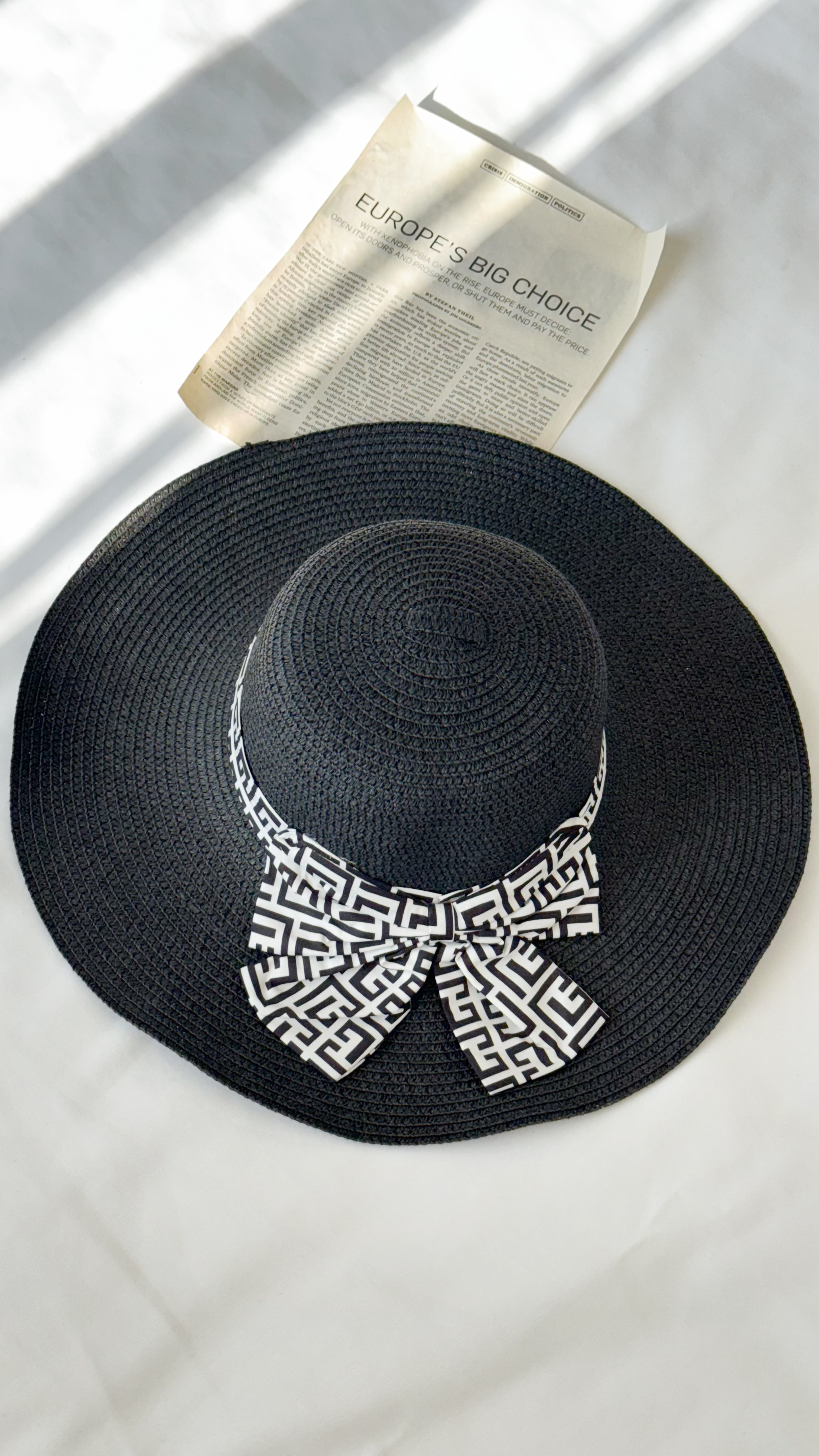 نمای دیگر از کلاه حصیری پاپیون رنگ مشکی