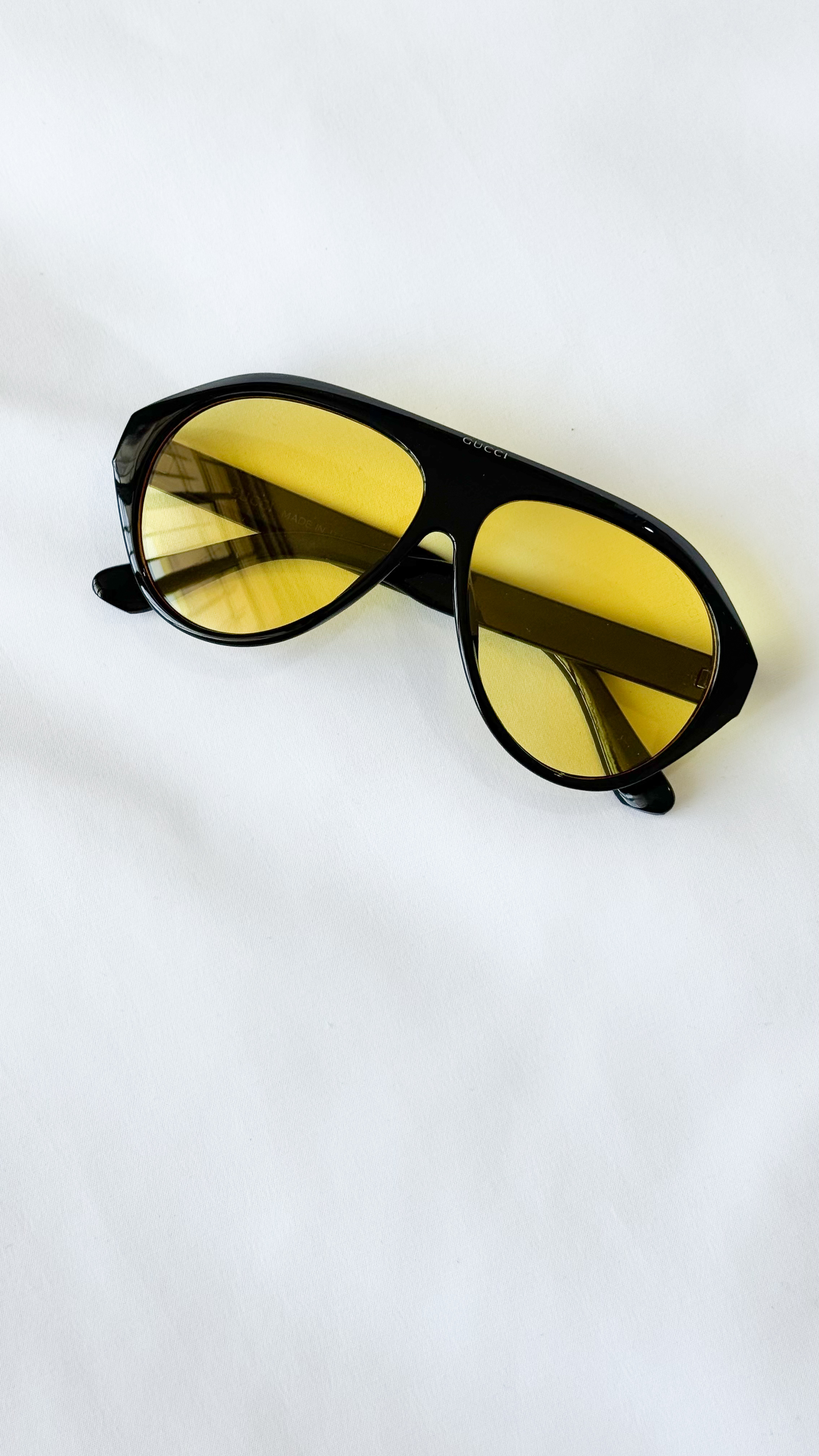 نمای دیگر از عینک خلبانی گوچی رنگ زرد