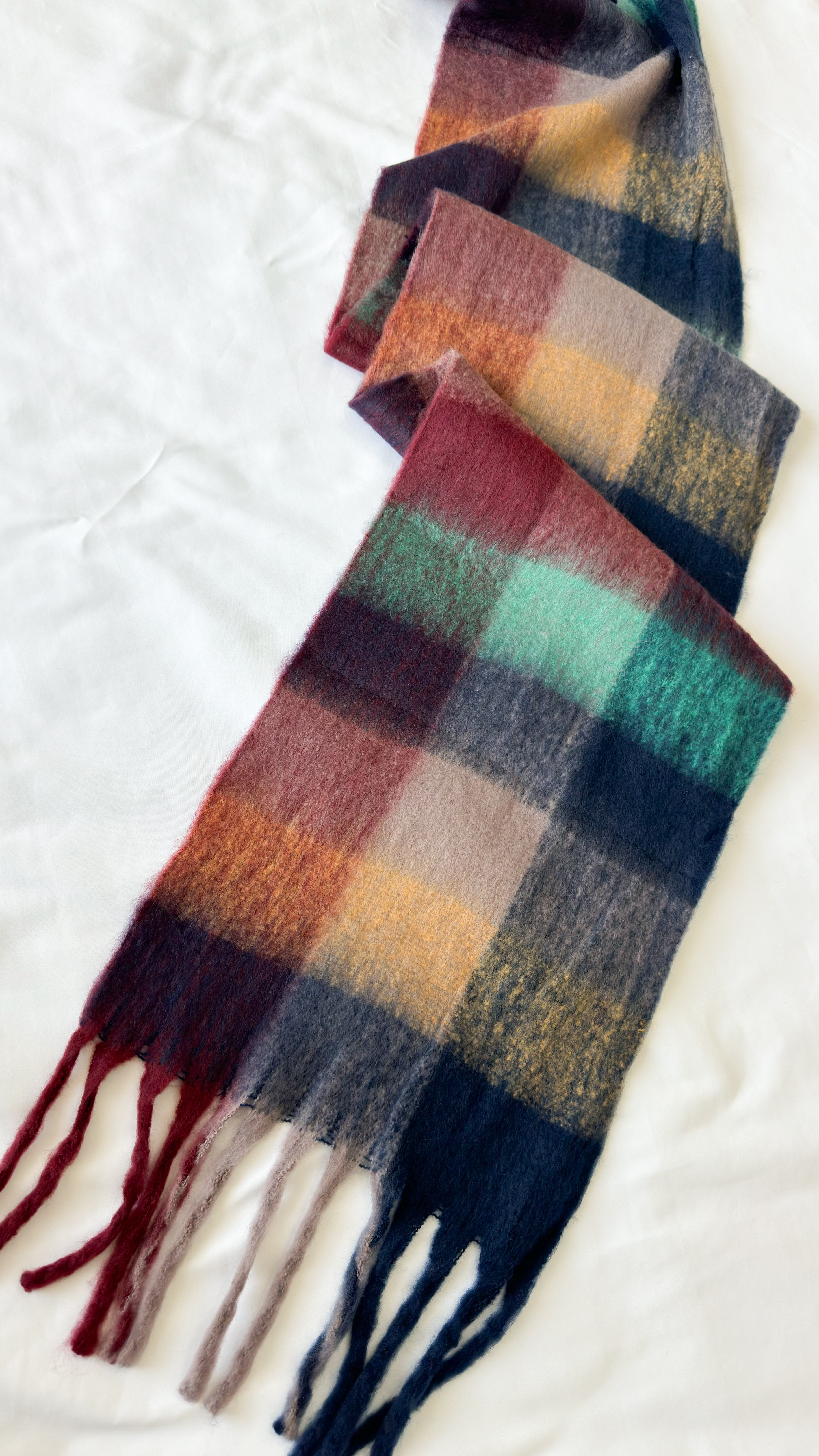 نمای دیگر از بیگ اسکارف چهارخونه پینترستی 3 رنگ تک رنگ