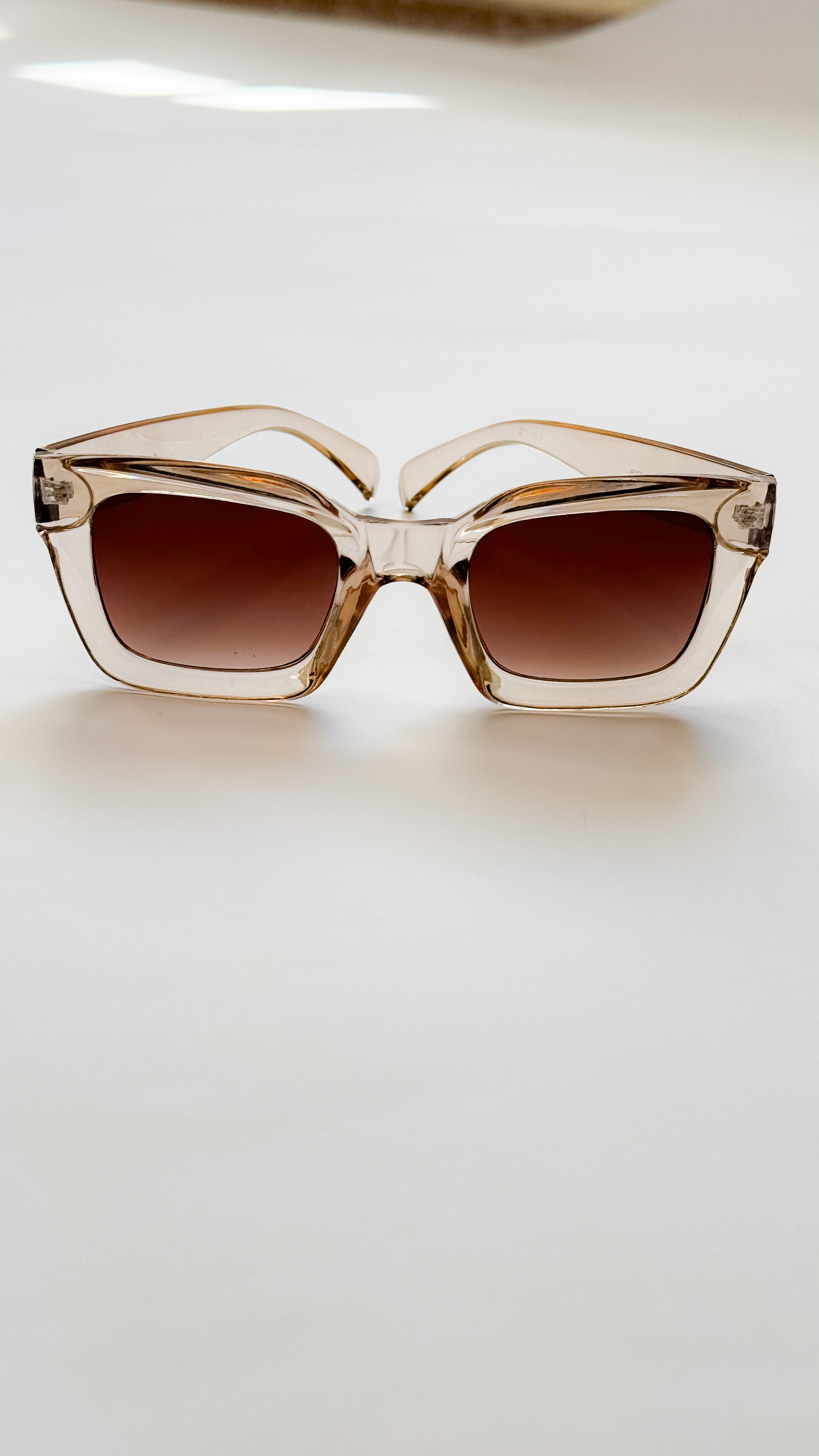 نمای دیگر از عینک سلین رنگ قهوه ای