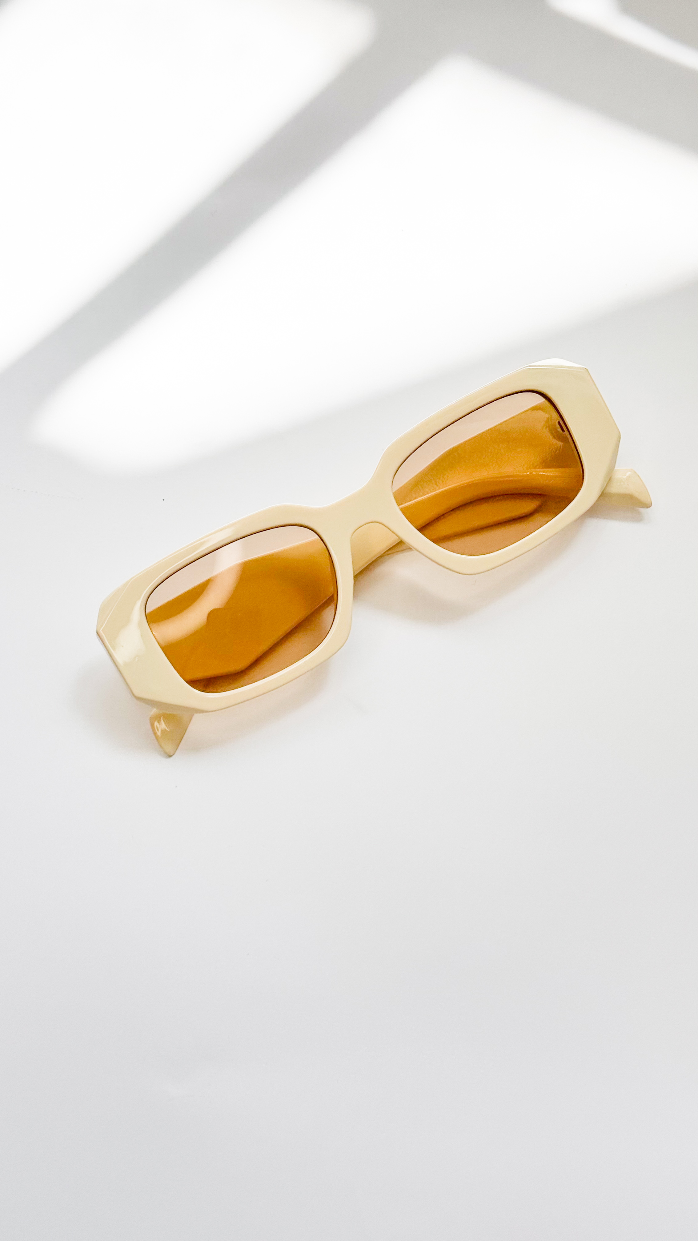 نمای دیگر از عینک پرادا رنگ کرم