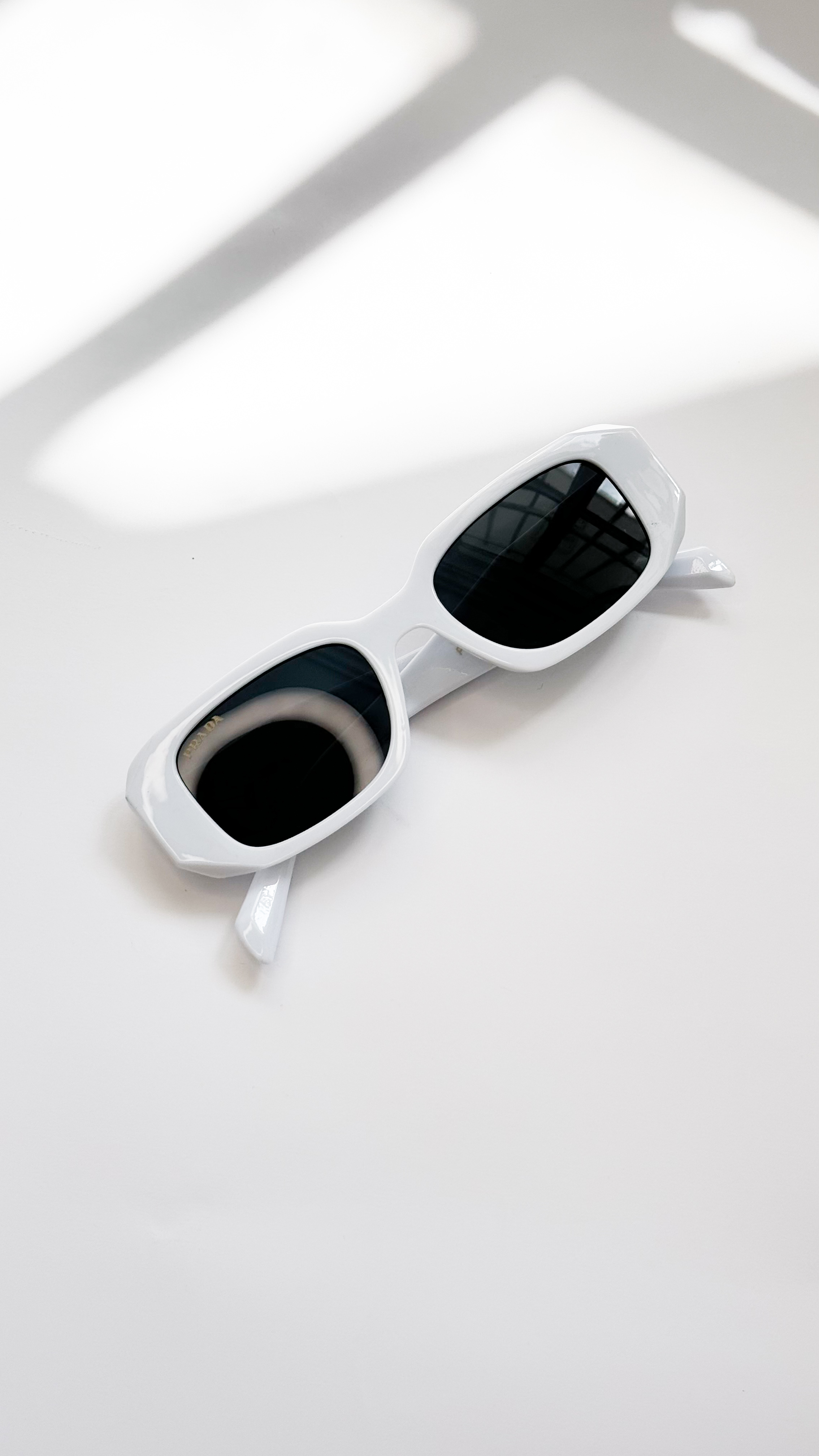 نمای دیگر از عینک پرادا رنگ سفید