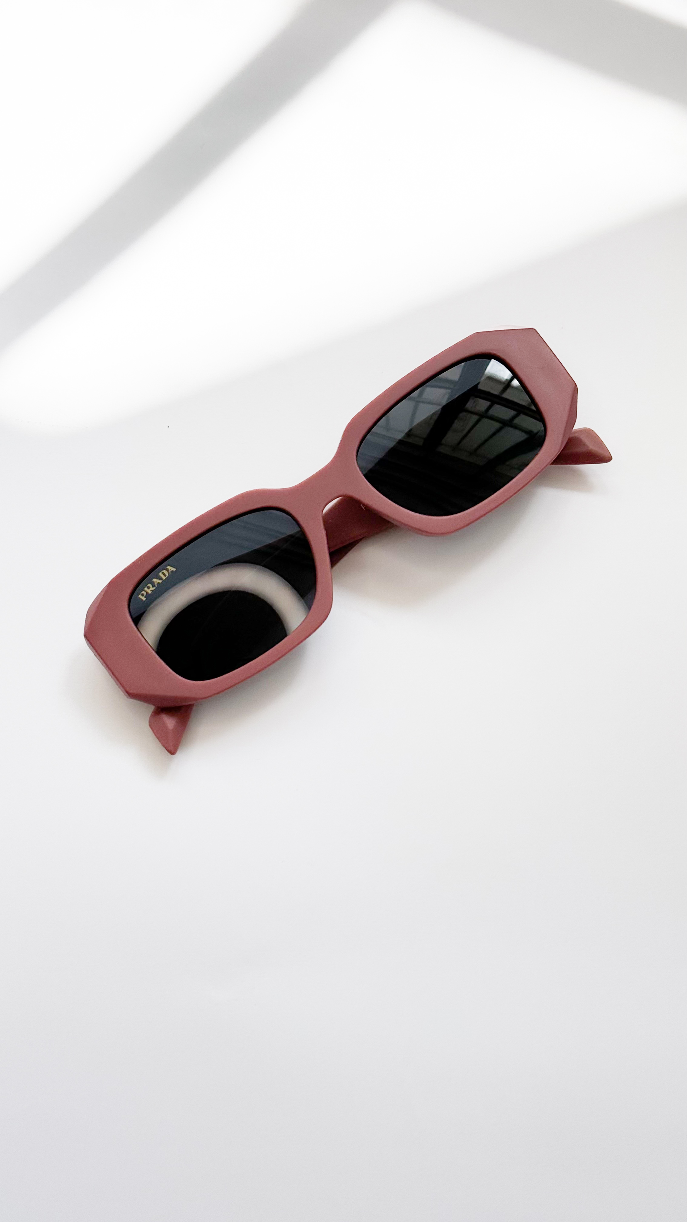 نمای دیگر از عینک پرادا رنگ چری