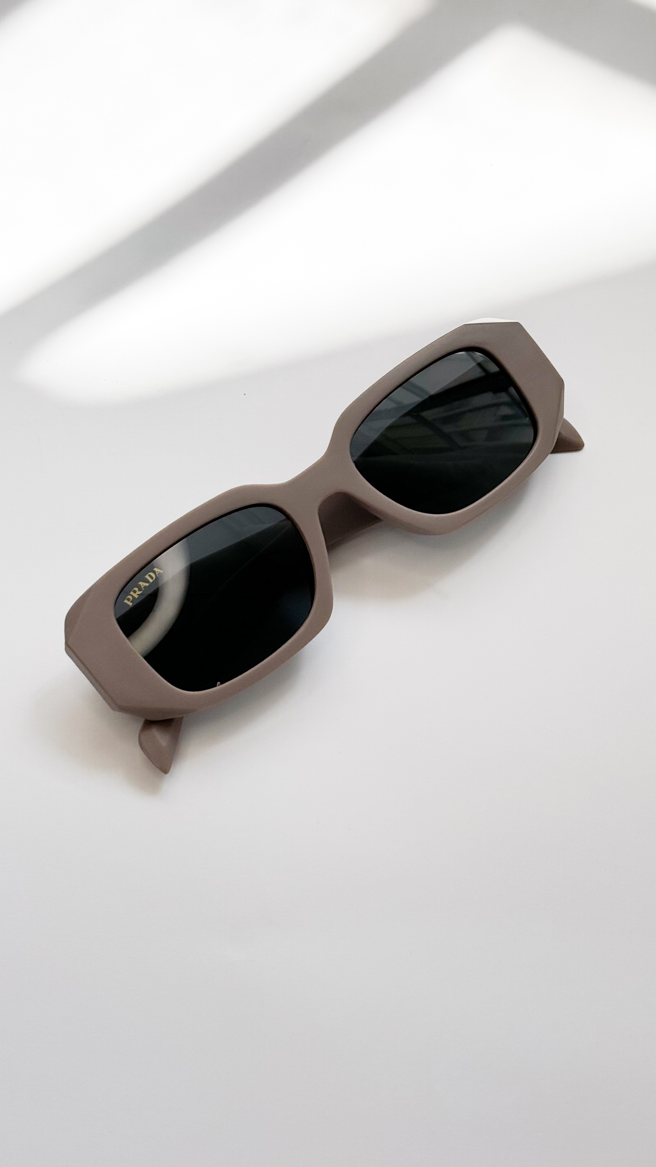 نمای دیگر از عینک پرادا رنگ موکا