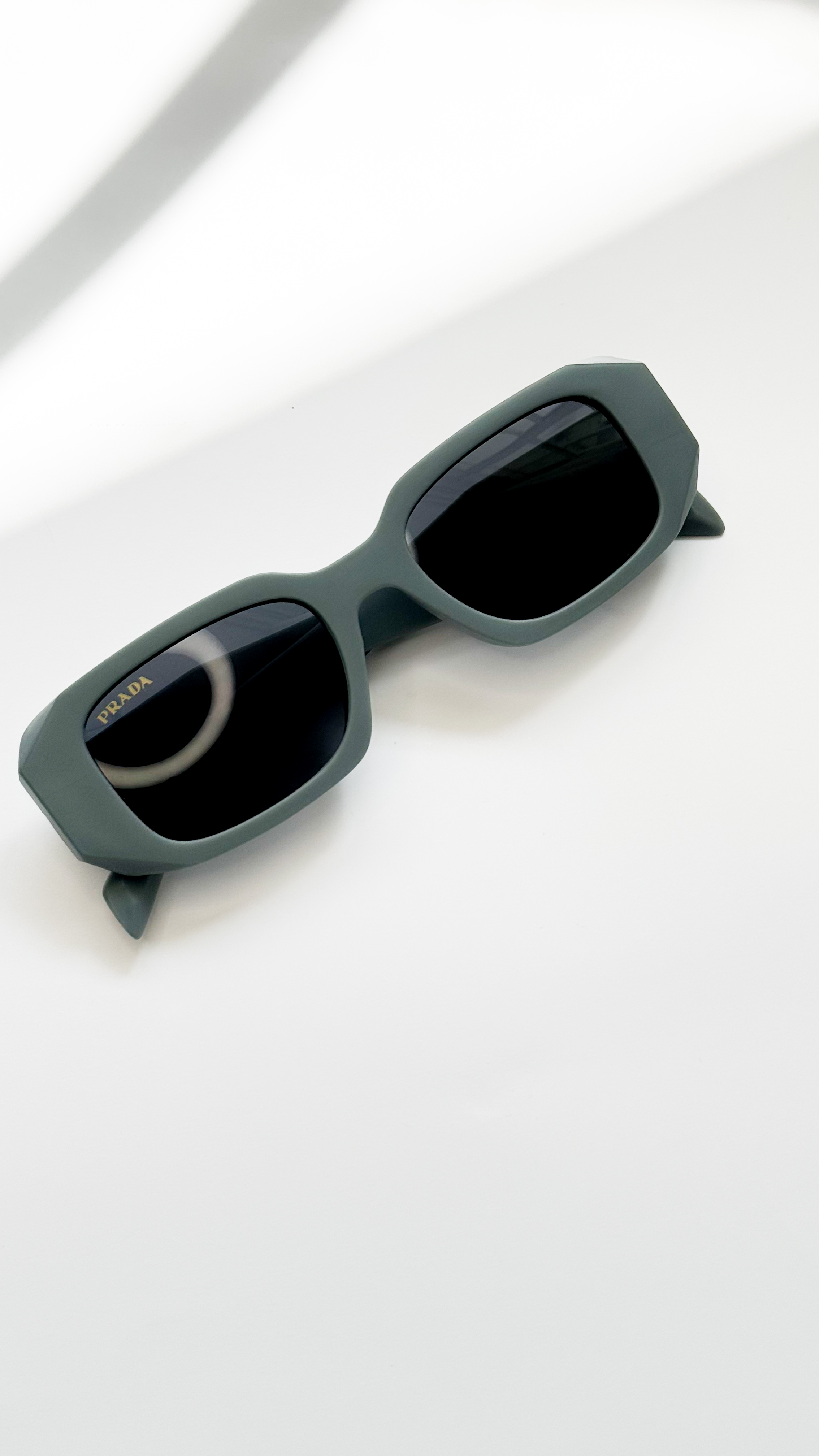 نمای دیگر از عینک پرادا رنگ فیلی