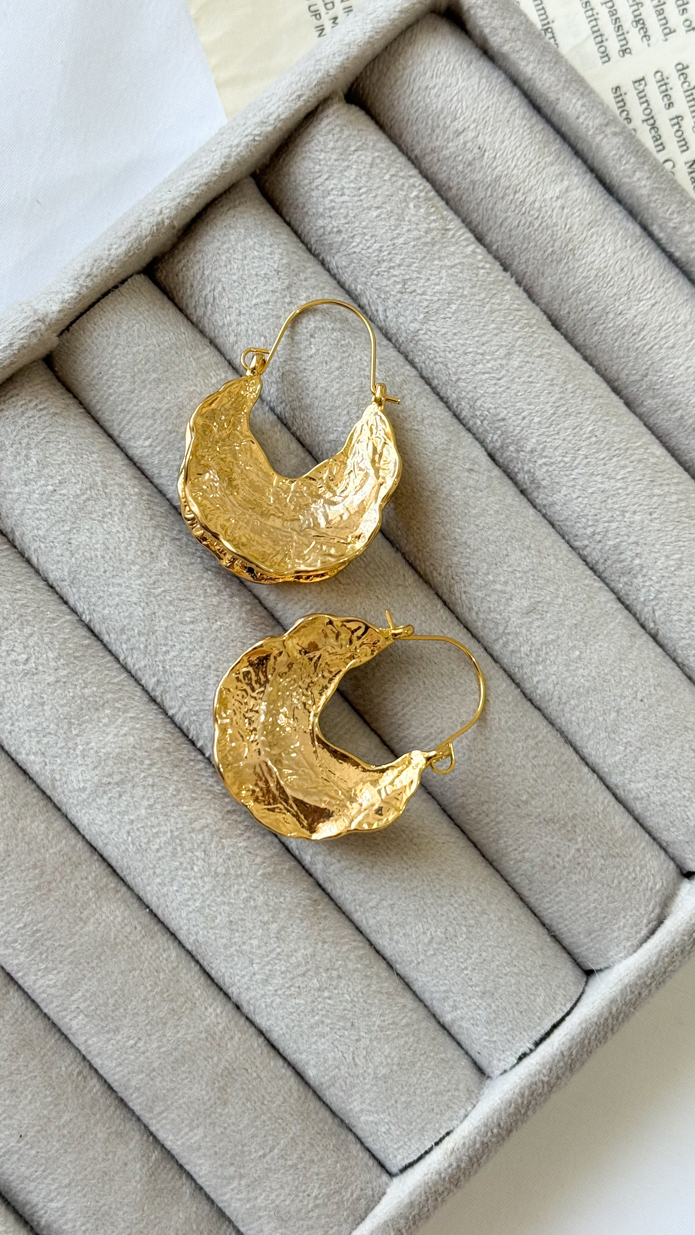 نمای دیگر از گوشواره دفرمه چکشی رنگ تک رنگ