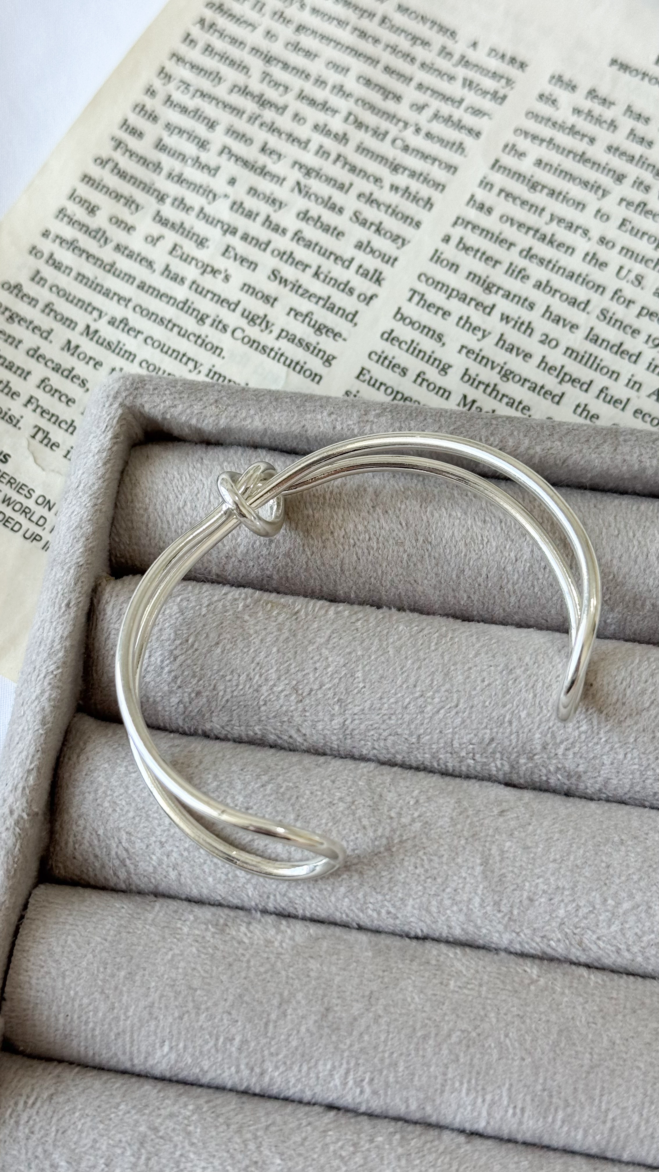 نمای دیگر از دستبند گره ظریف رنگ تک رنگ