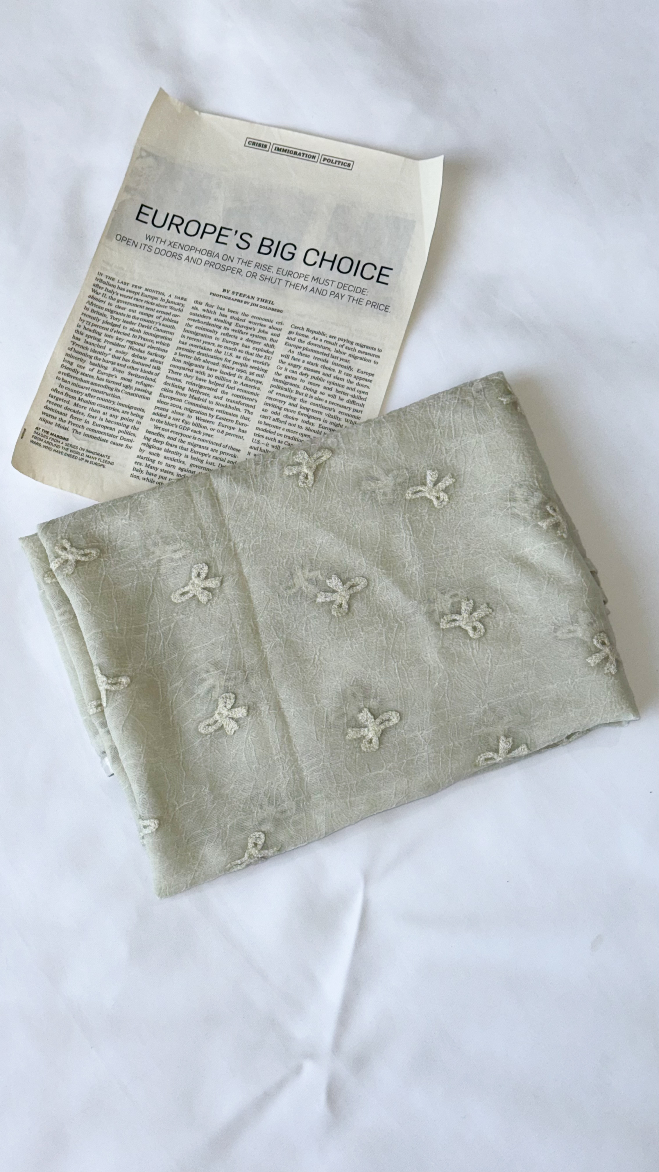 نمای دیگر از شال حریر پاپیون رنگ سبز پسته ای