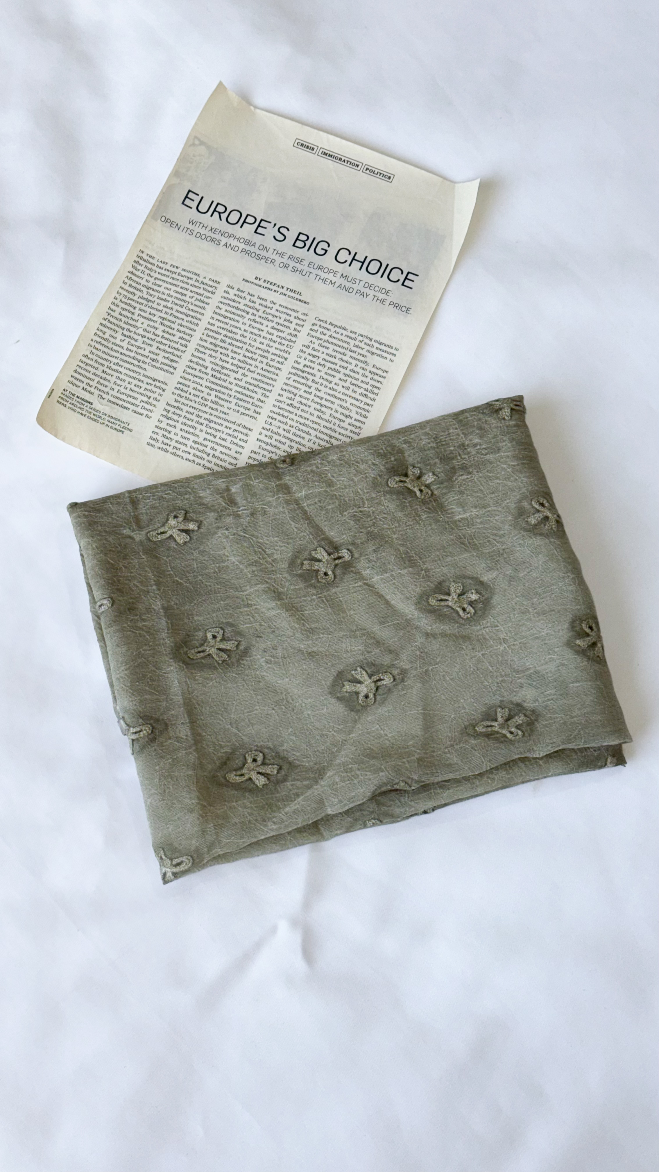 نمای دیگر از شال حریر پاپیون رنگ سبز تیره