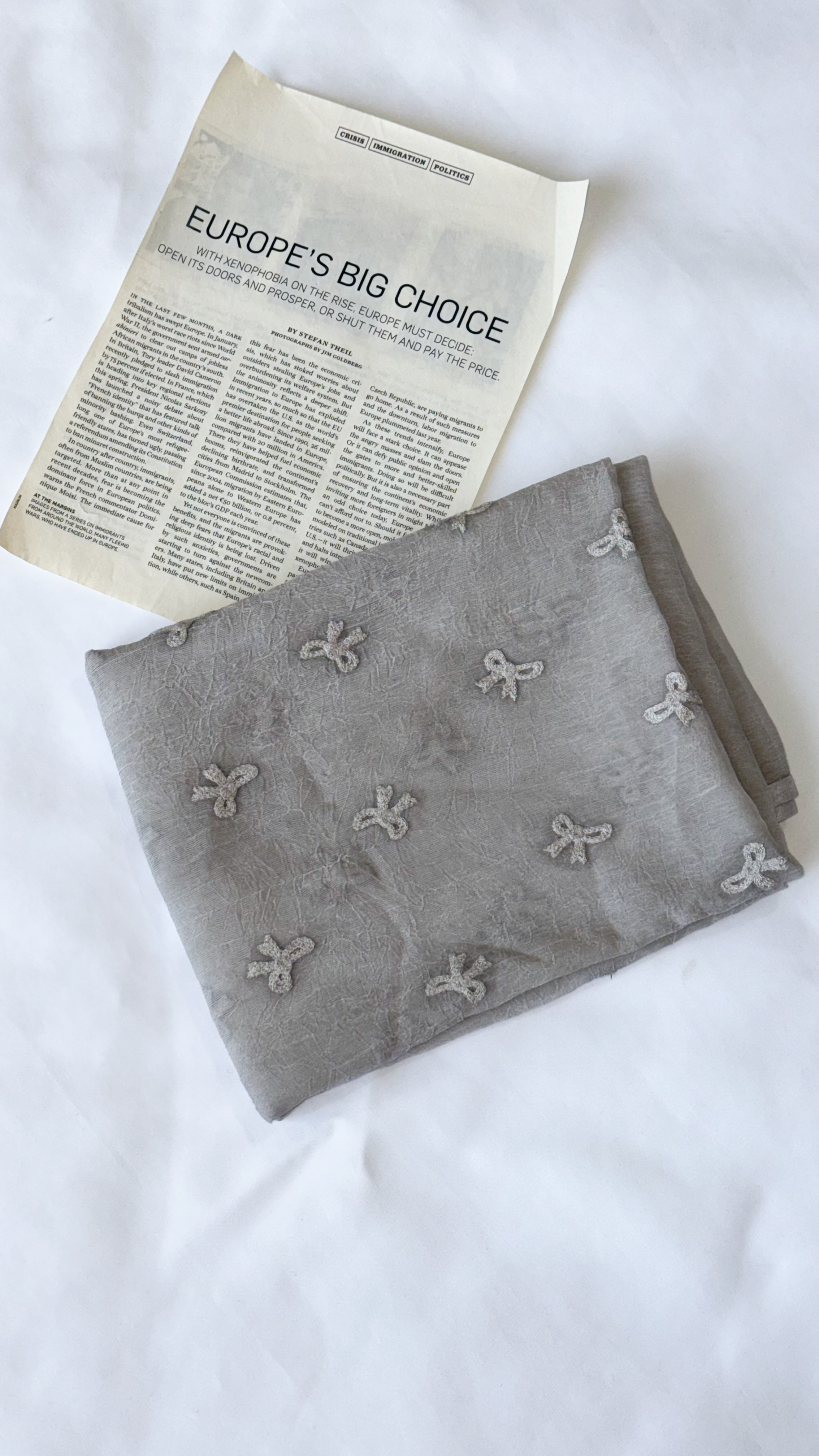 نمای دیگر از شال حریر پاپیون رنگ طوسی روشن