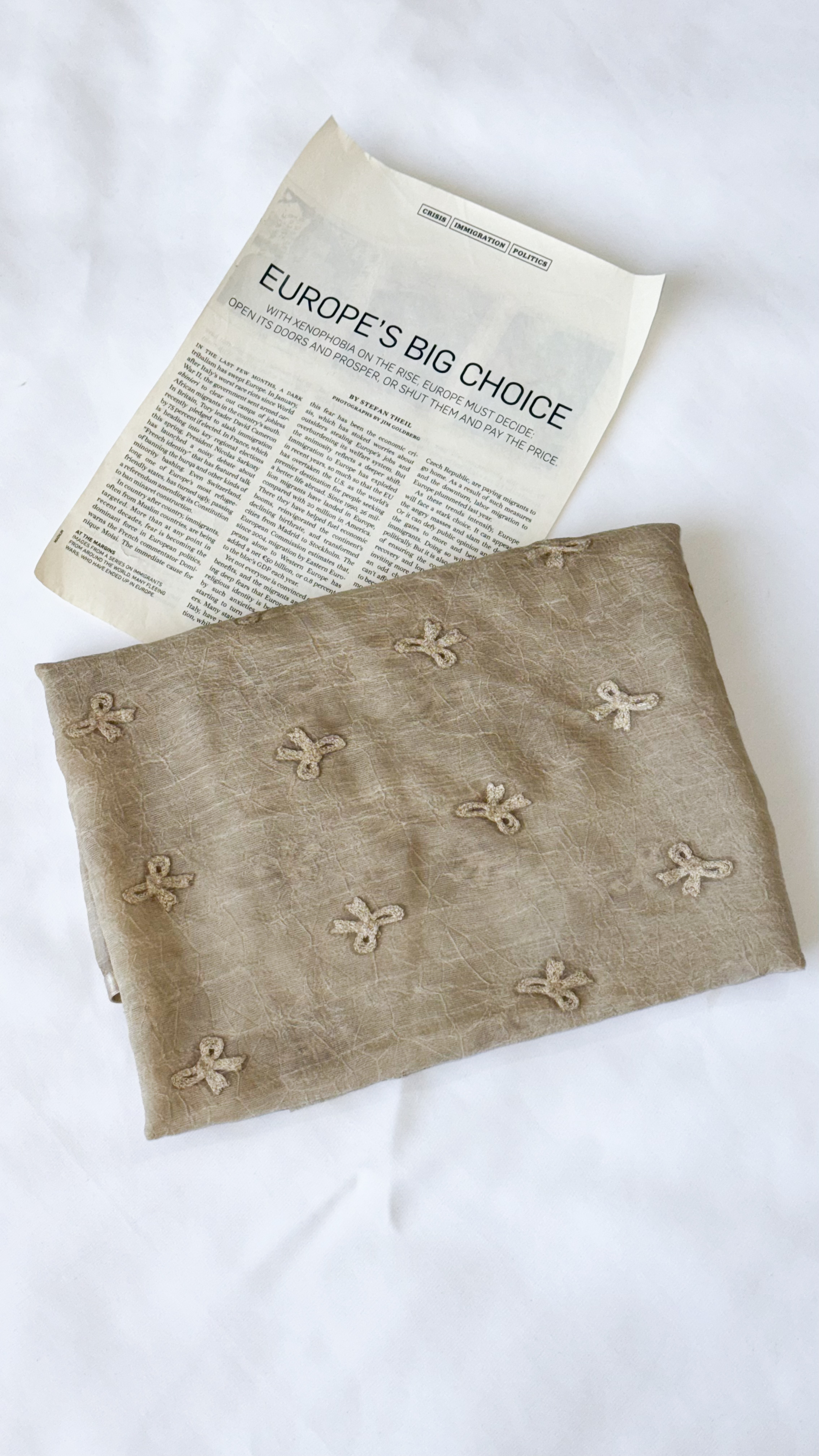 نمای دیگر از شال حریر پاپیون رنگ کرم نخودی