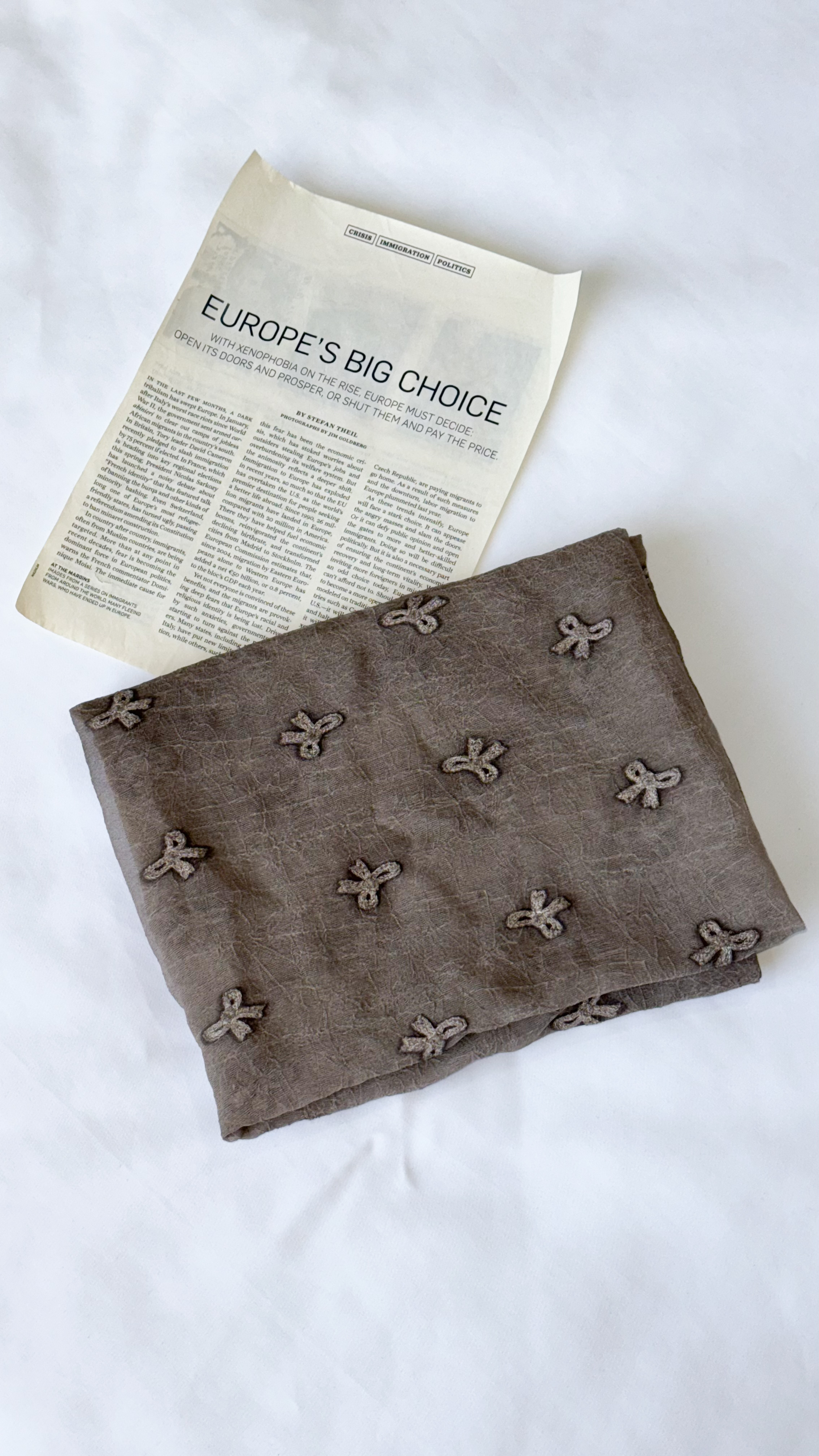 نمای دیگر از شال حریر پاپیون رنگ موکا