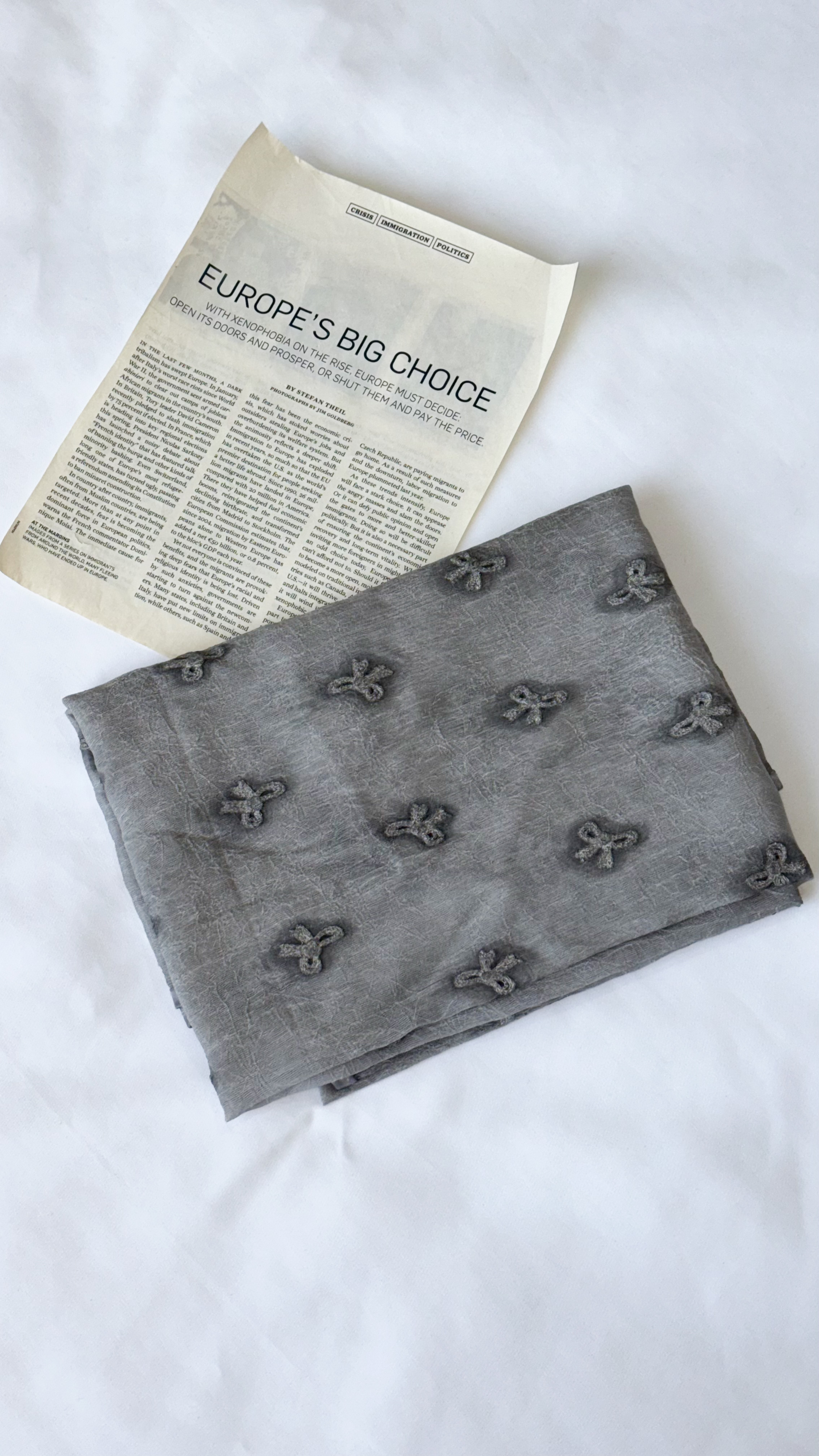 نمای دیگر از شال حریر پاپیون رنگ طوسی تیره