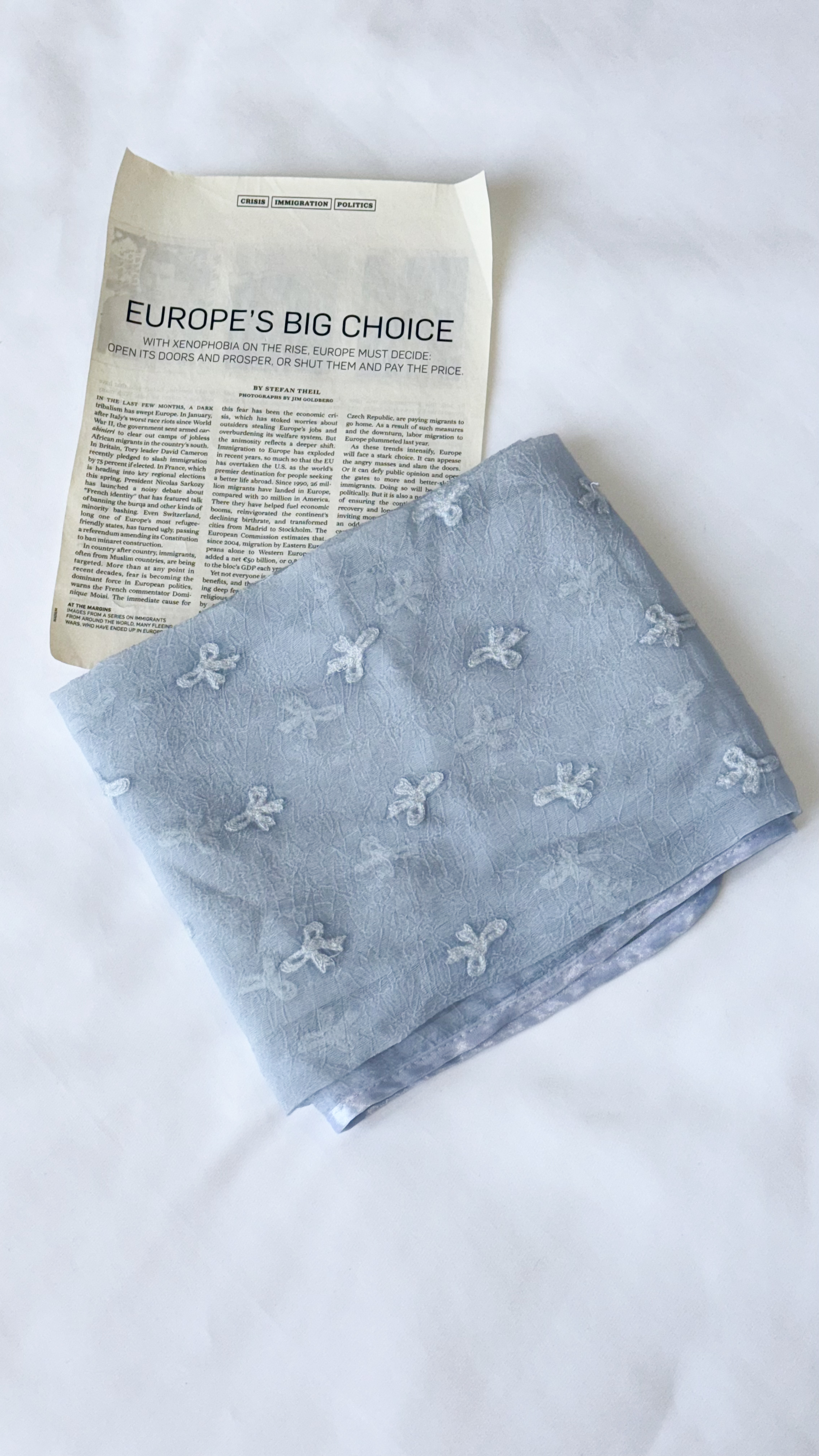 نمای دیگر از شال حریر پاپیون رنگ آبی روشن