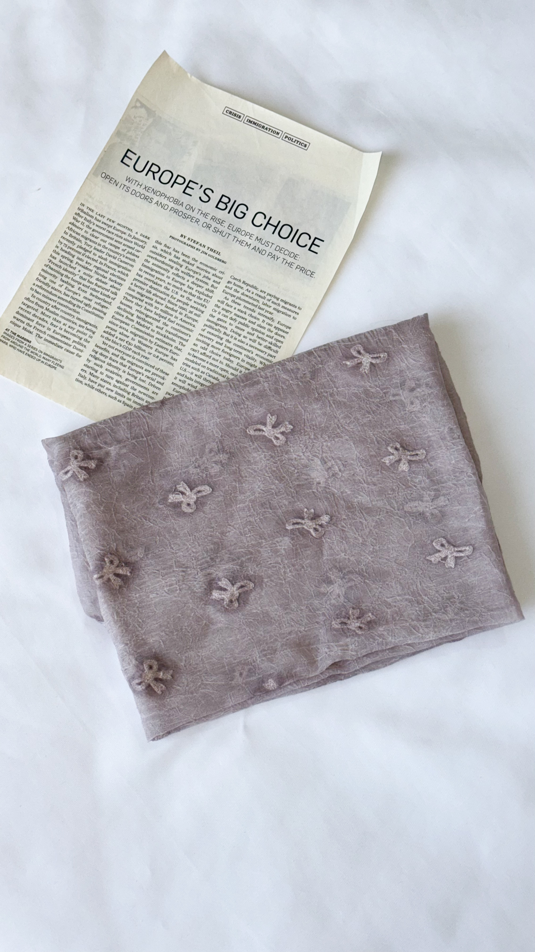 نمای دیگر از شال حریر پاپیون رنگ یاسی صورتی