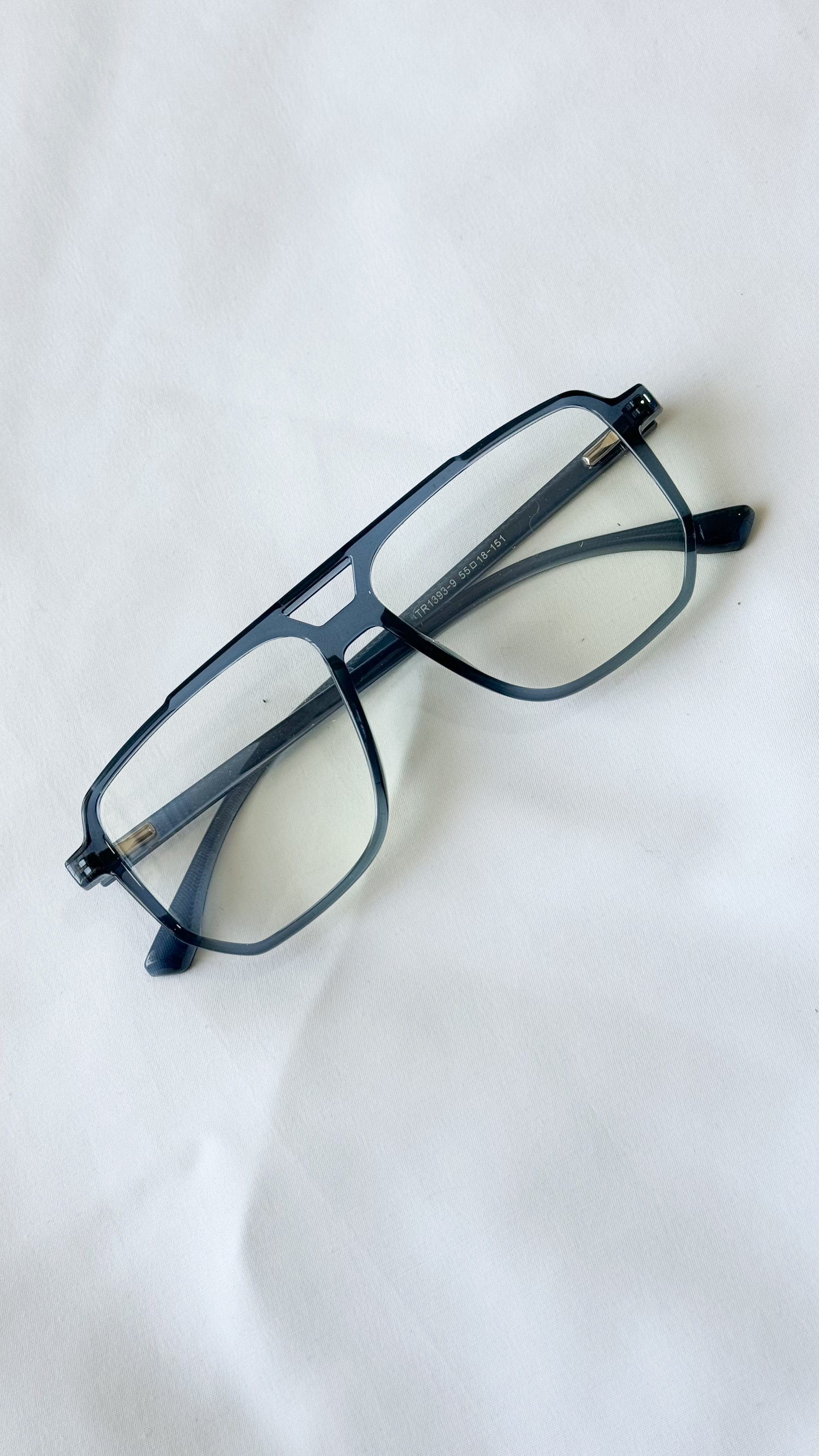 نمای دیگر از عینک بلوکات رنگ آبی نفتی تیره