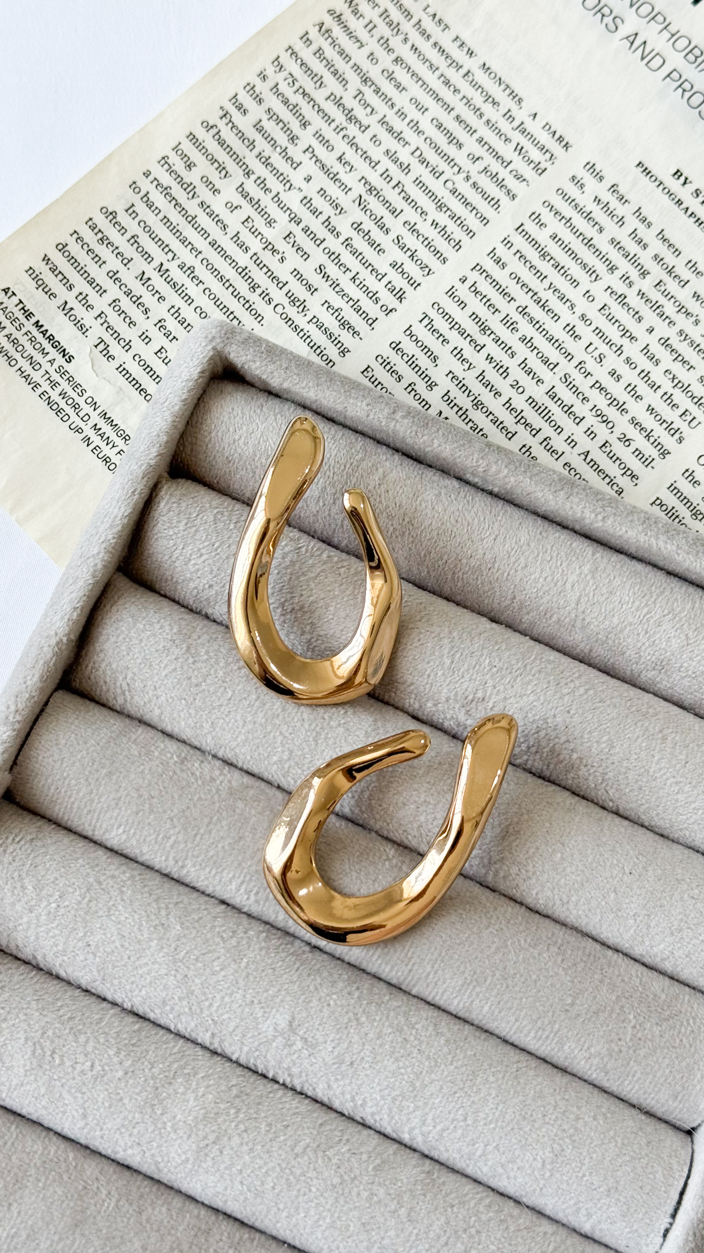 نمای دیگر از گوشواره طرح پیچ رنگ تک رنگ