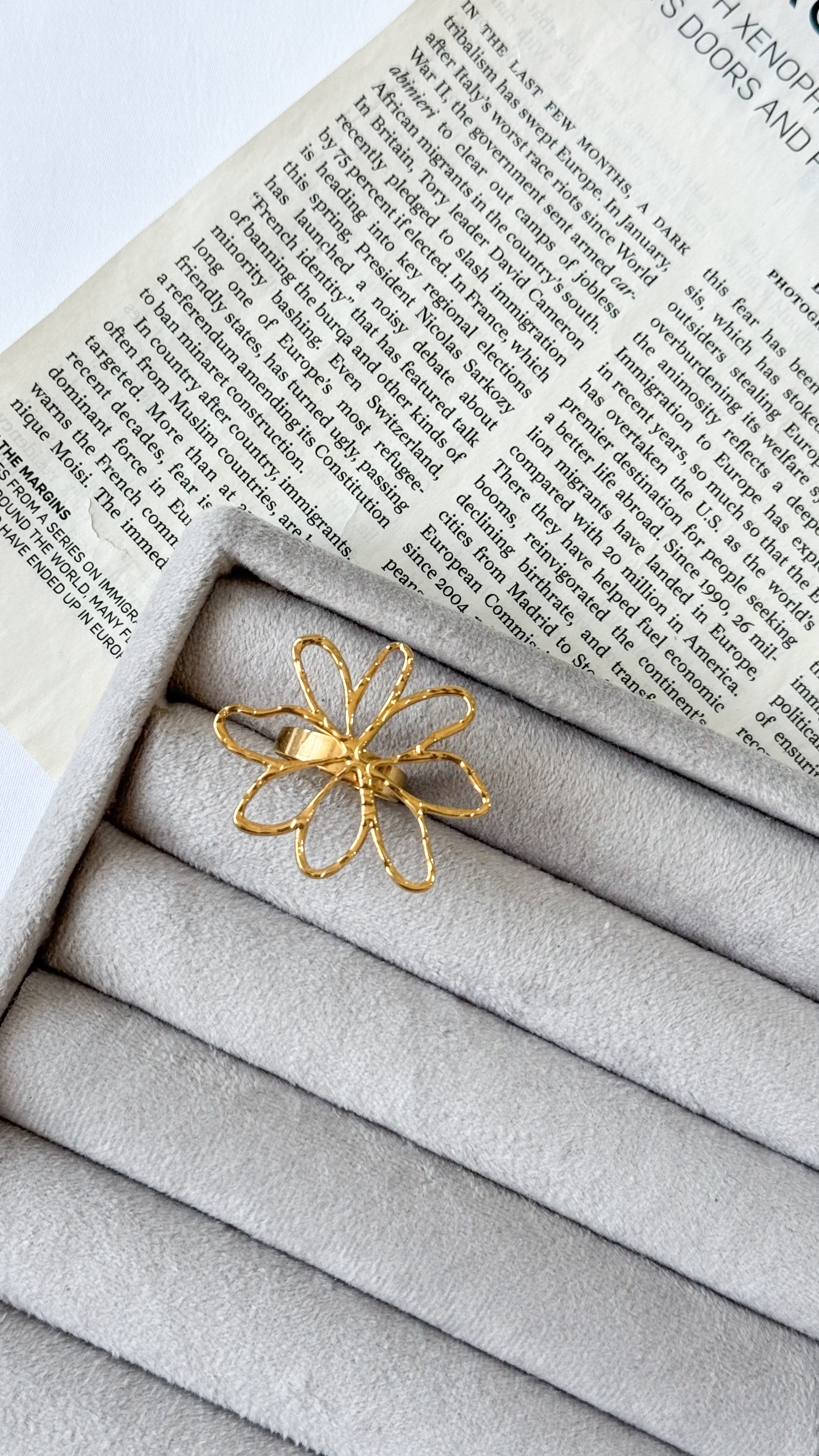 نمای دیگر از انگشتر های طلایی رنگ انگشتر گل باز