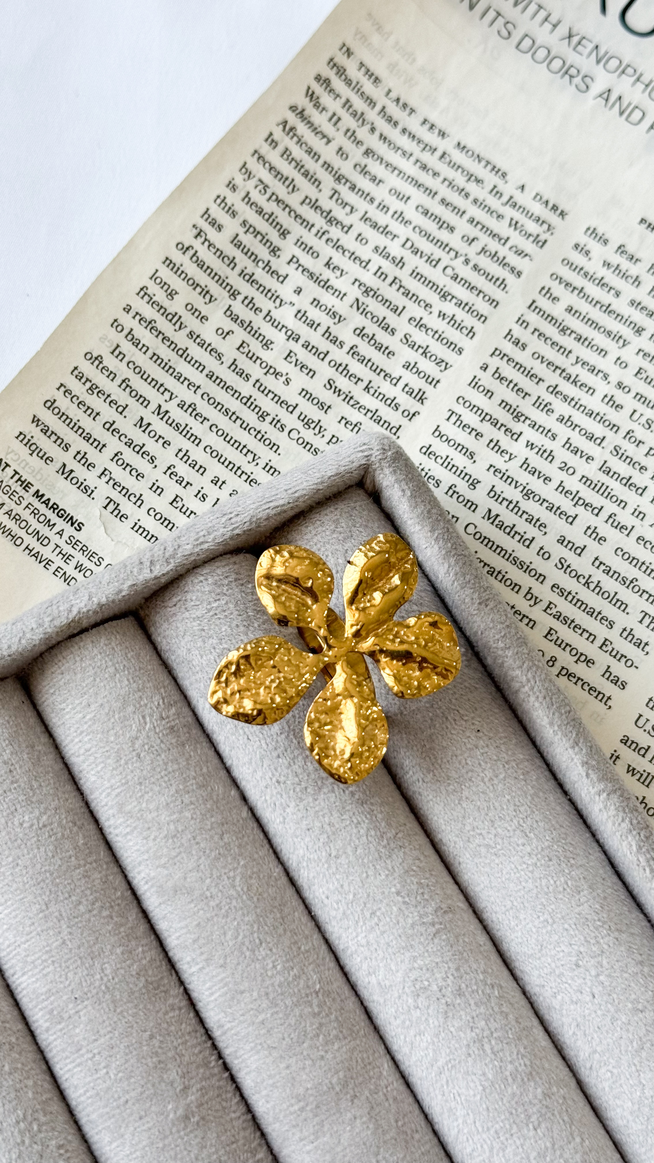 نمای دیگر از انگشتر های طلایی رنگ انگشتر گل پر