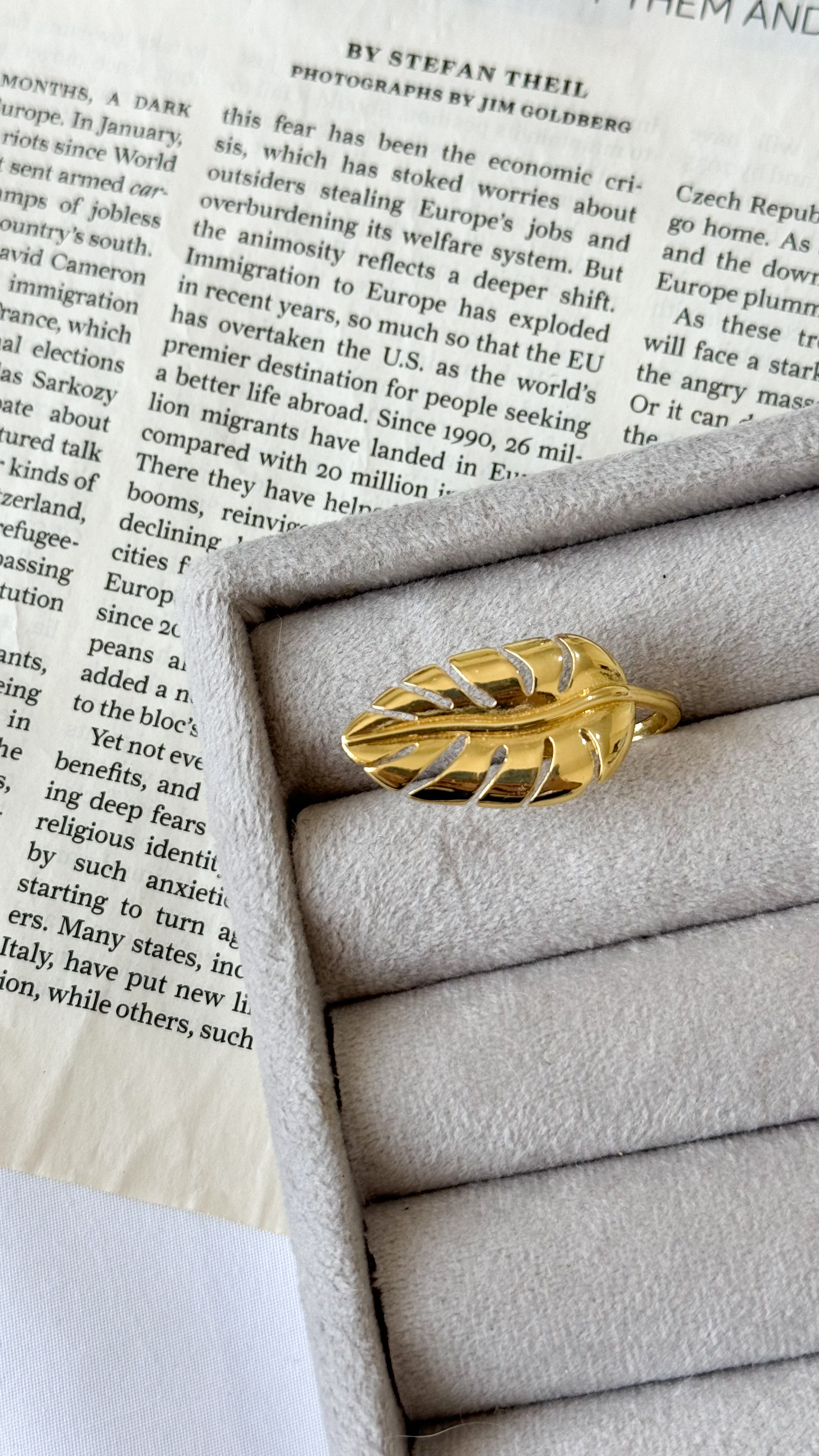 نمای دیگر از انگشتر های طلایی رنگ انگشتر برگ