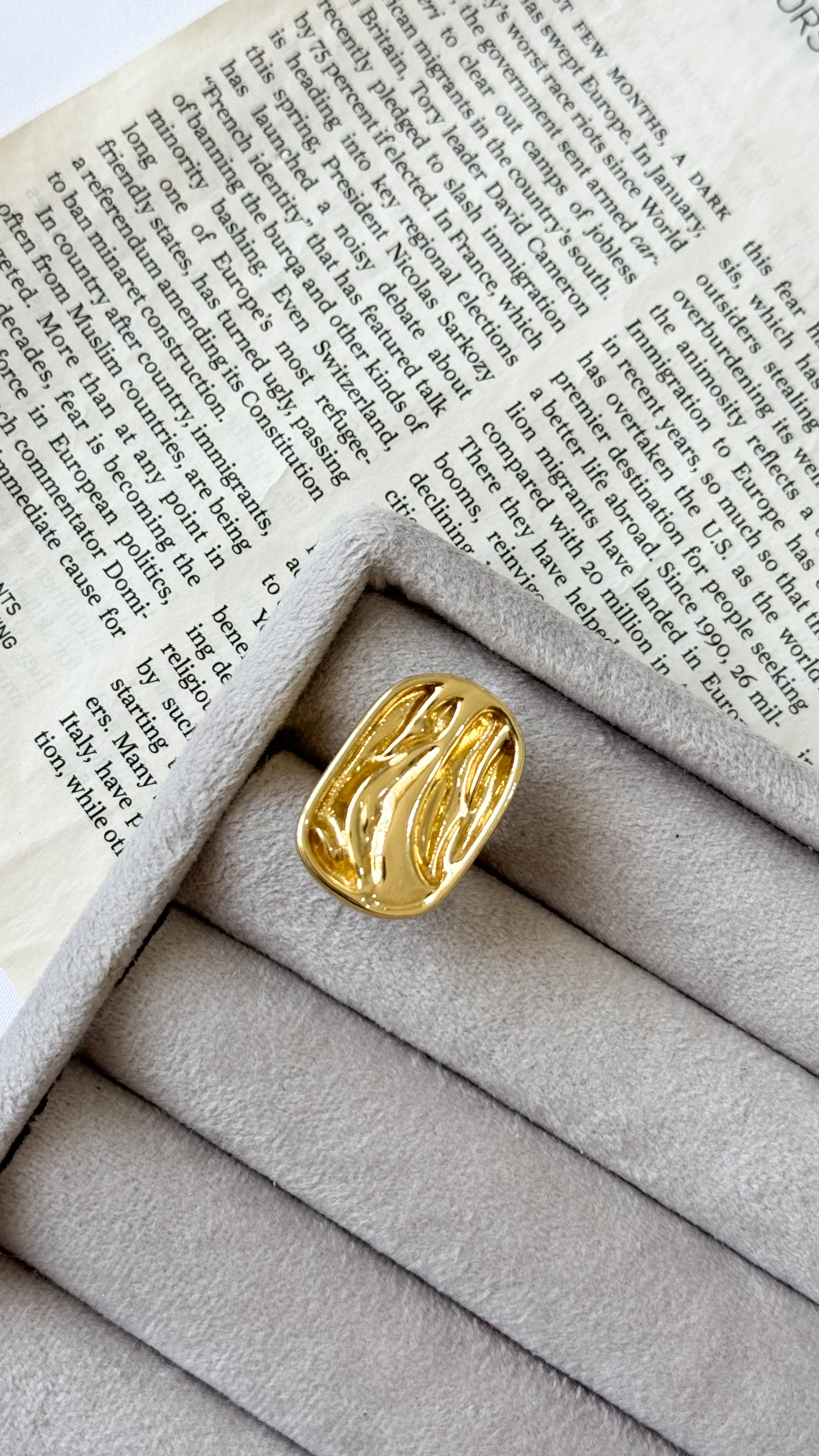 نمای دیگر از انگشتر های طلایی رنگ انگشتر طرح مستطیل چکشی