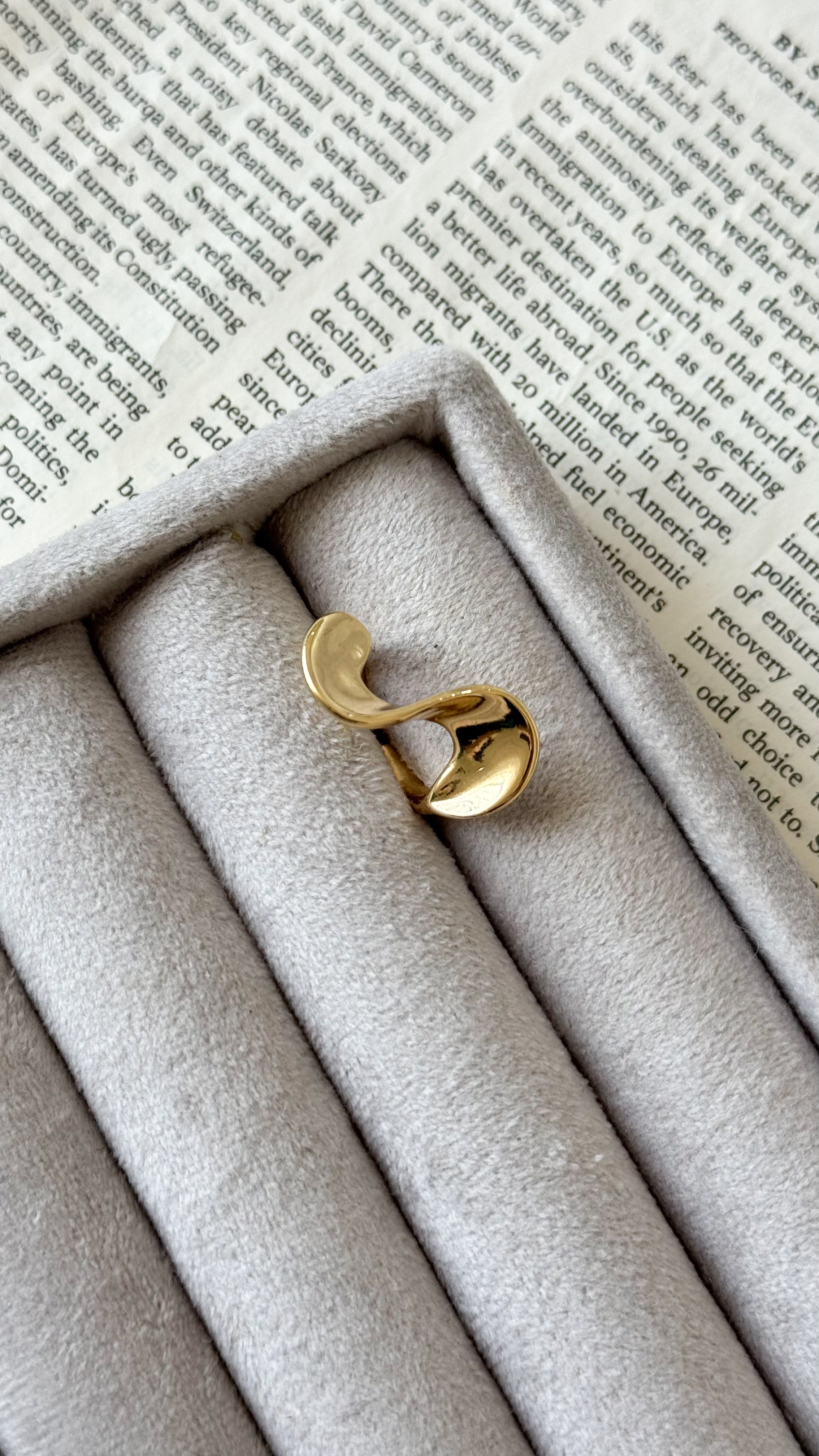 نمای دیگر از انگشتر های طلایی رنگ انگشتر موج