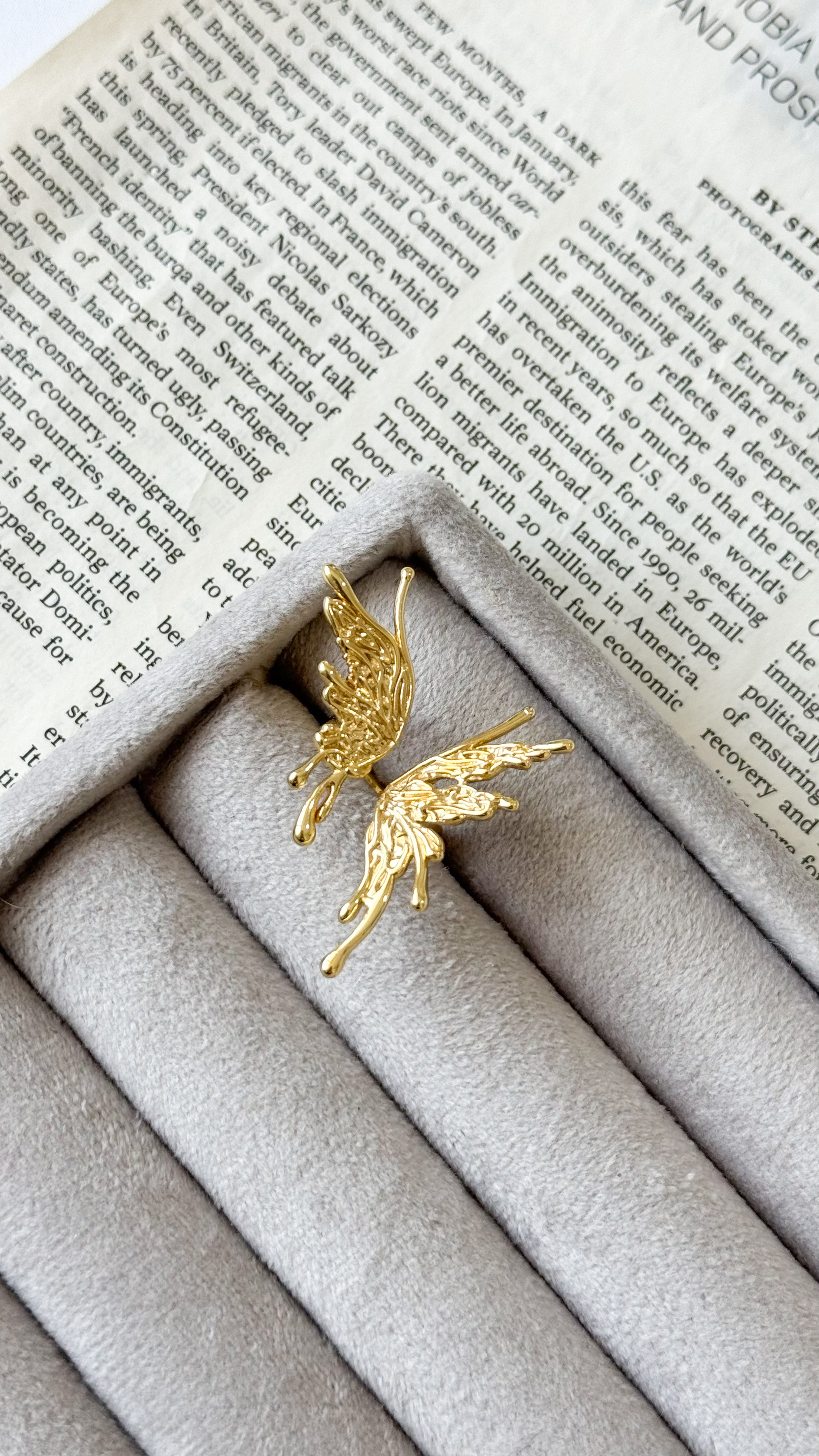 نمای دیگر از انگشتر های طلایی رنگ انگشتر پروانه