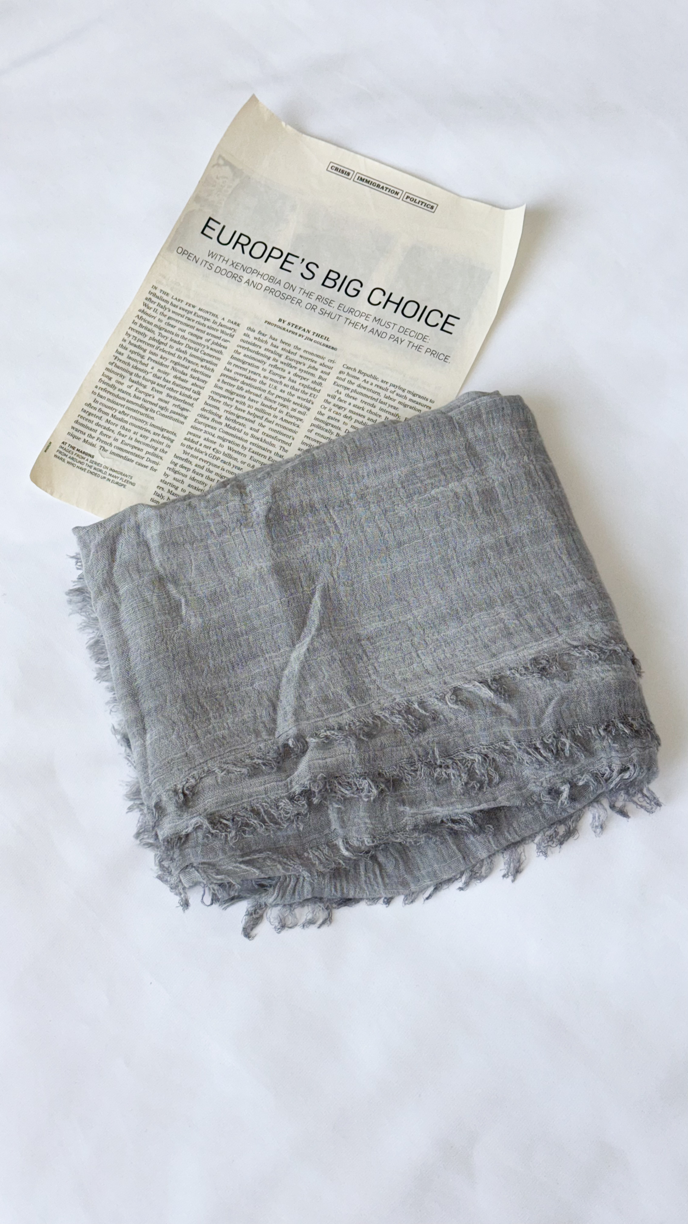 نمای دیگر از شال لینن نچرال رنگ طوسی تیره