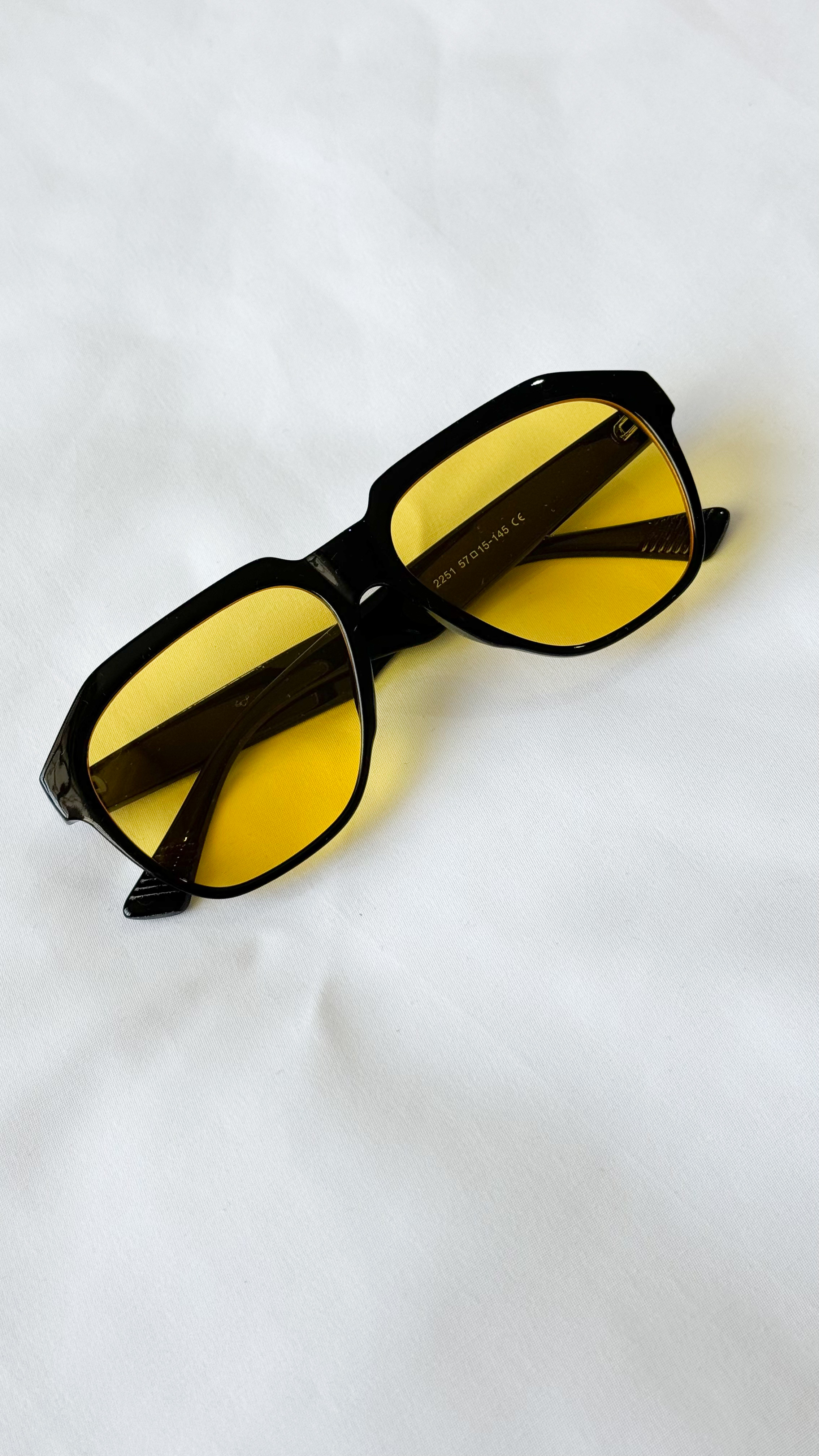 نمای دیگر از عینک طرح مشابه تامفورد رنگ زرد