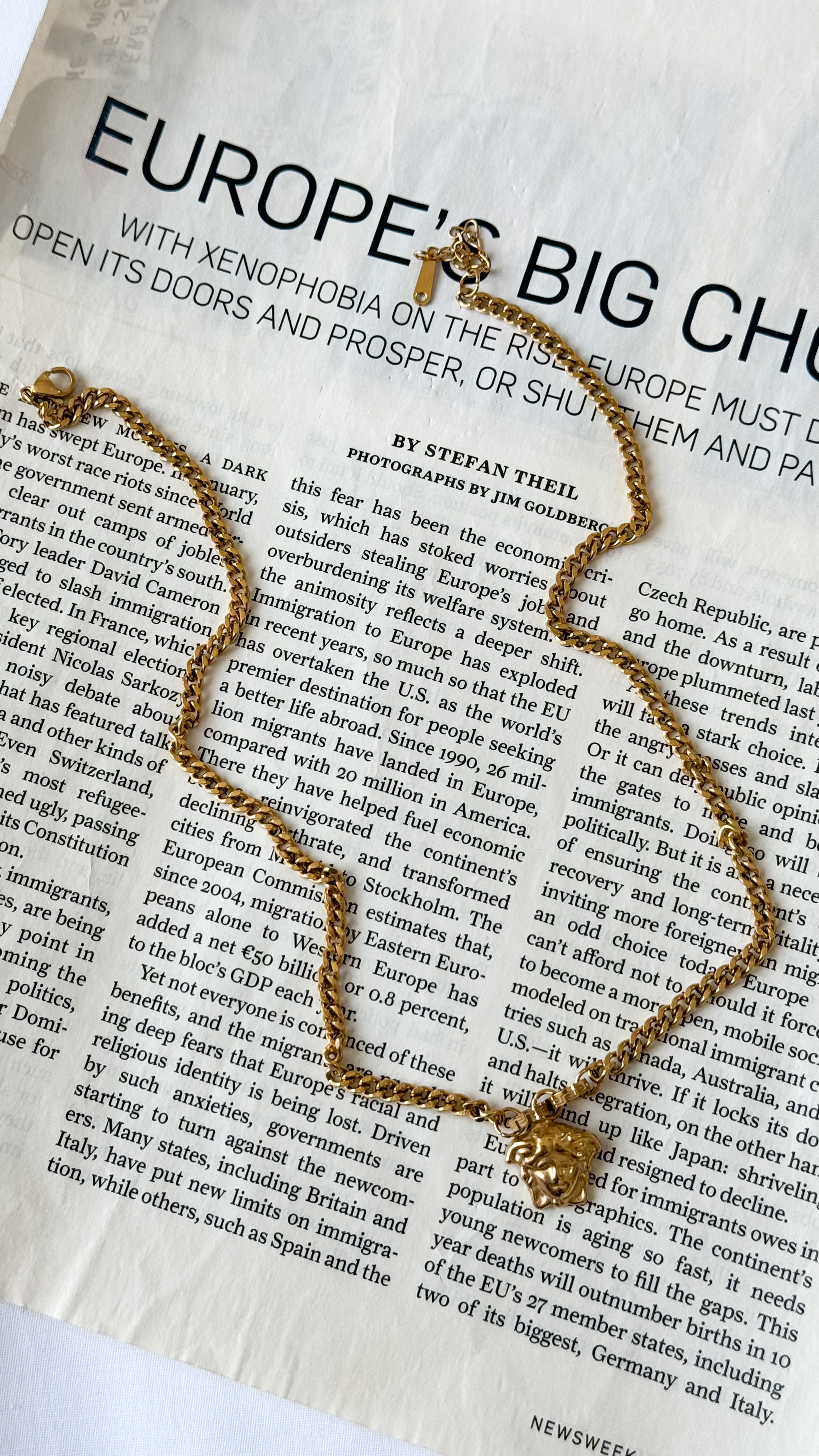 نمای دیگر از گردنبند ورساچه رنگ طرح ساده