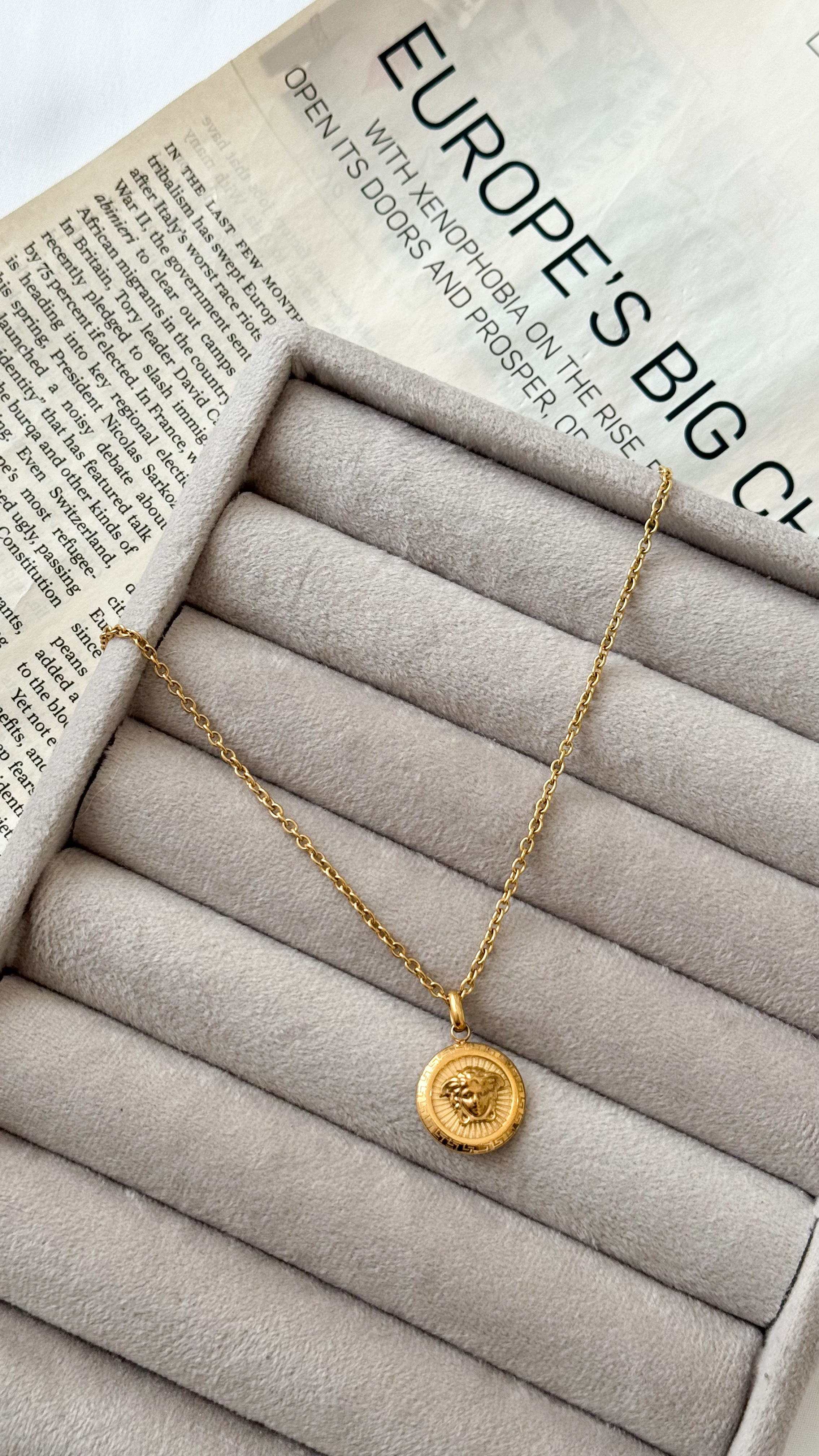 نمای دیگر از گردنبند ورساچه رنگ طرح پشت گرد