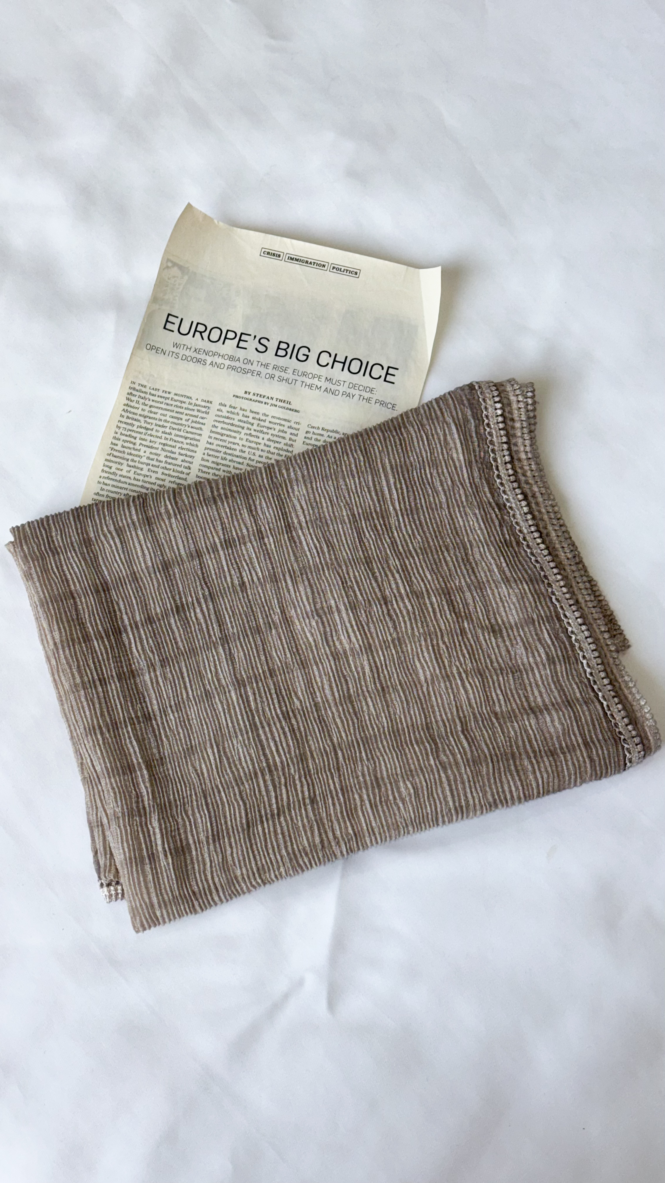 نمای دیگر از شال پلیسه دور خطی رنگ یاسی مایل به طوسی