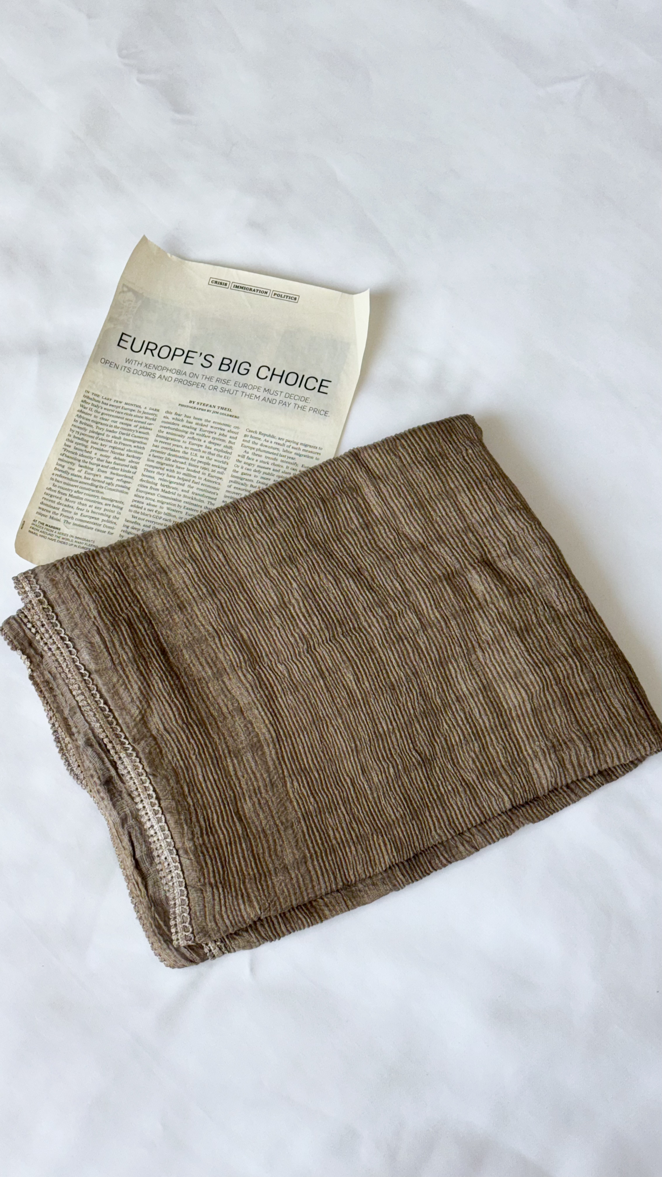 نمای دیگر از شال پلیسه دور خطی رنگ موکا