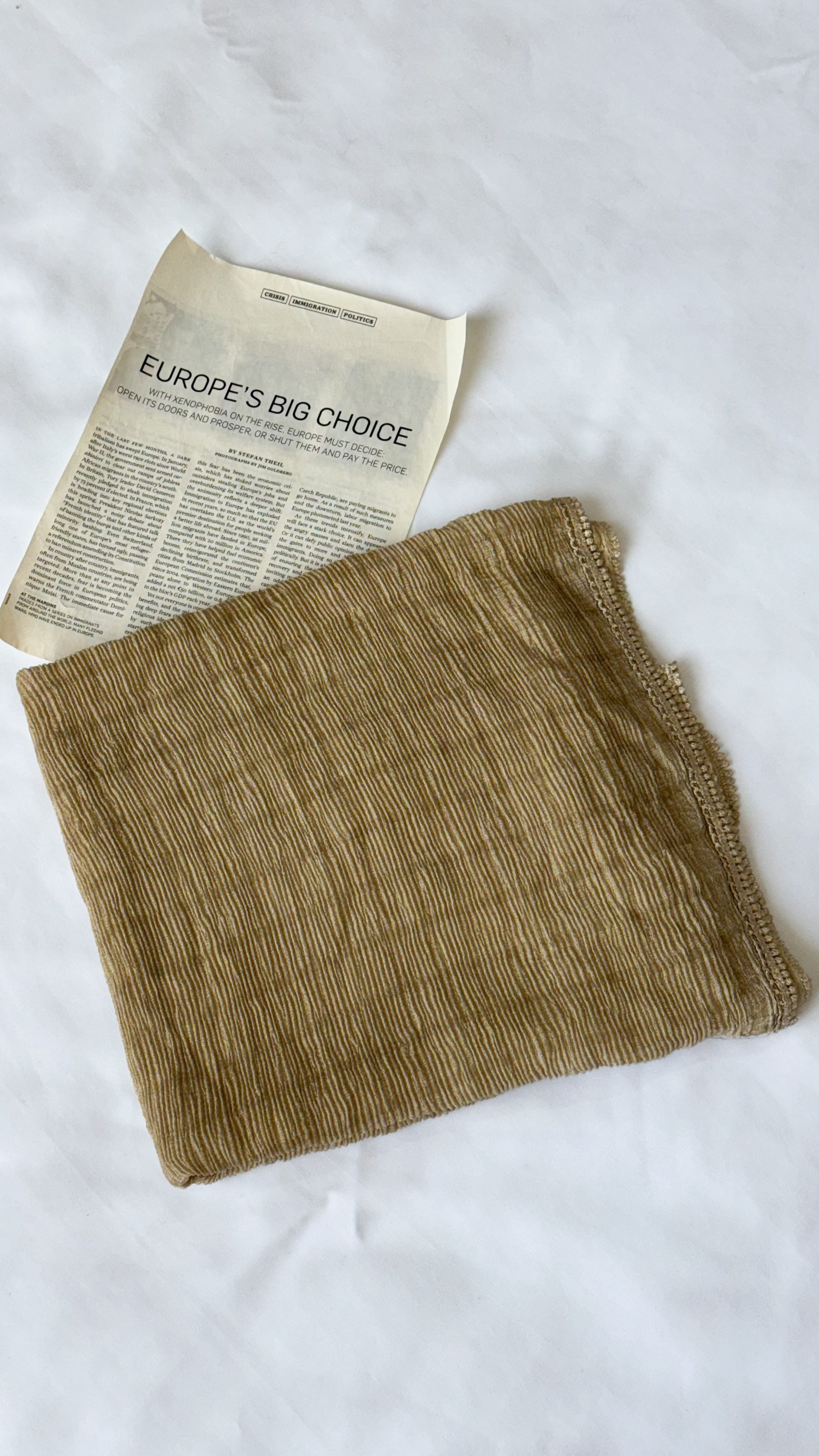 نمای دیگر از شال پلیسه دور خطی رنگ کرم نخودی