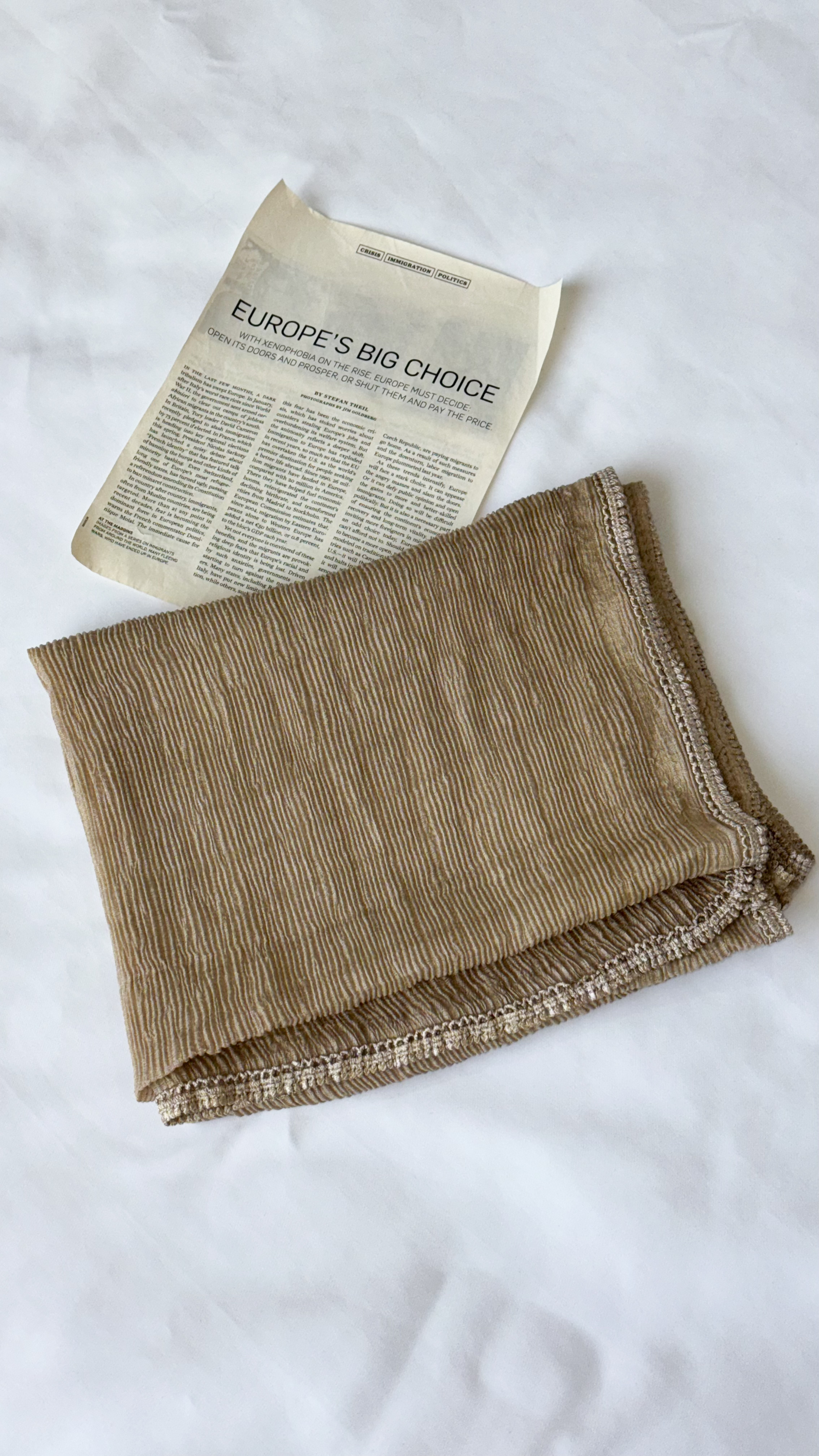 نمای دیگر از شال پلیسه دور خطی رنگ خاکی تیره