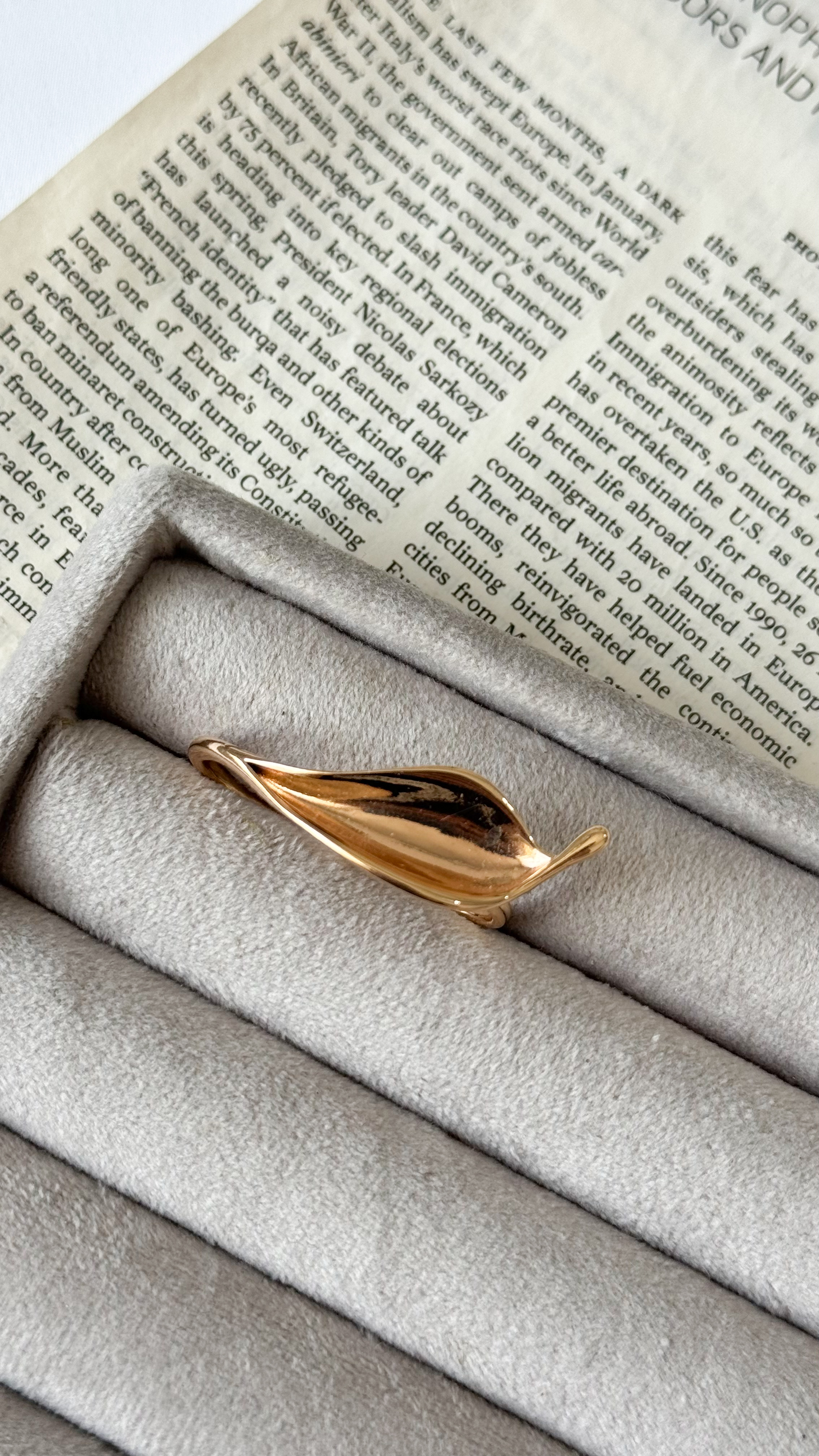 نمای دیگر از انگشتر های دوتایی سیلور و طلایی رنگ انگشتر طرح برگ دوتایی رزگلد