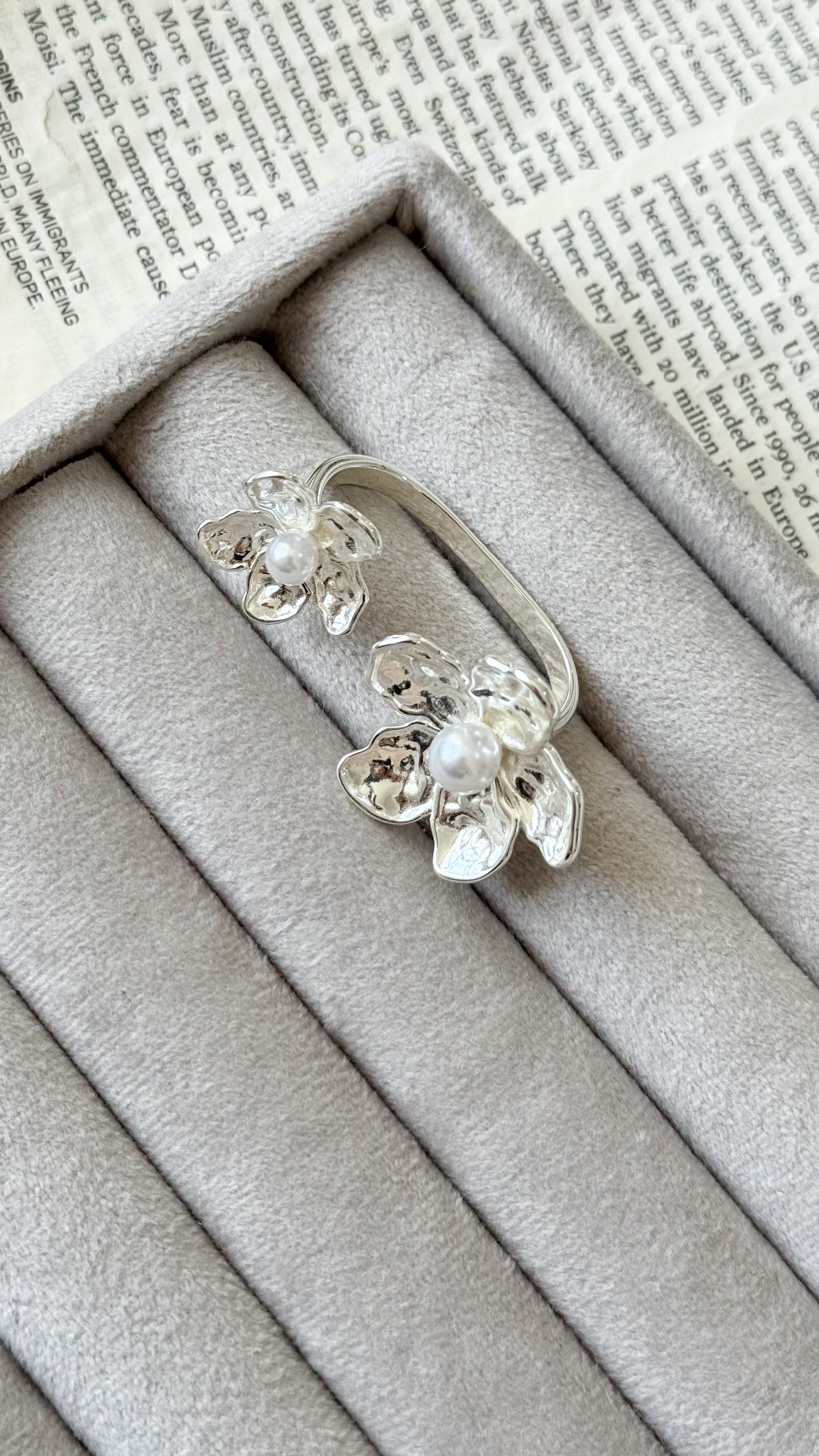 نمای دیگر از انگشتر های دوتایی سیلور و طلایی رنگ انگشتر طرح گل دوتایی سیلور