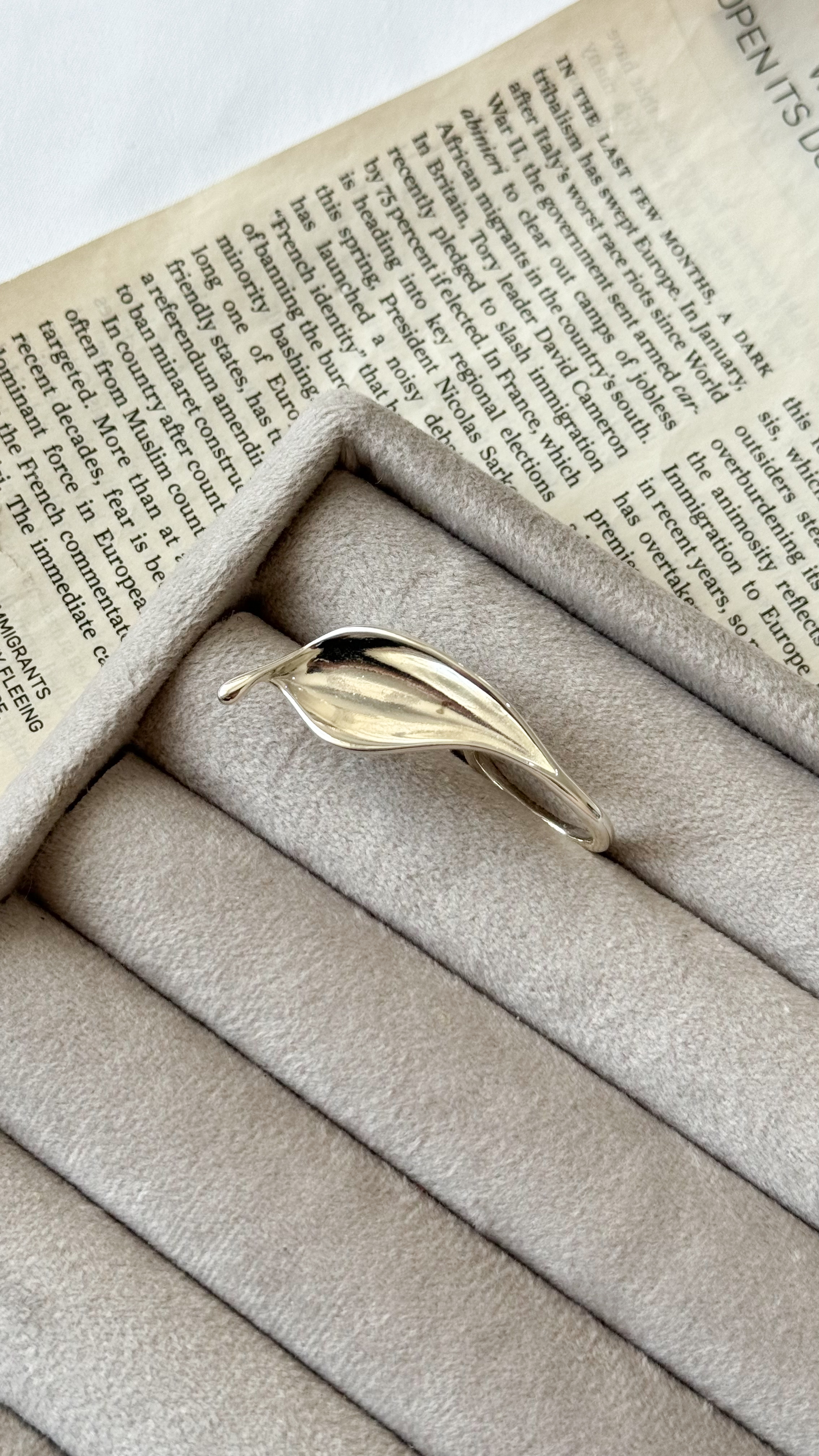 نمای دیگر از انگشتر های دوتایی سیلور و طلایی رنگ انگشتر طرح برگ دوتایی سیلور