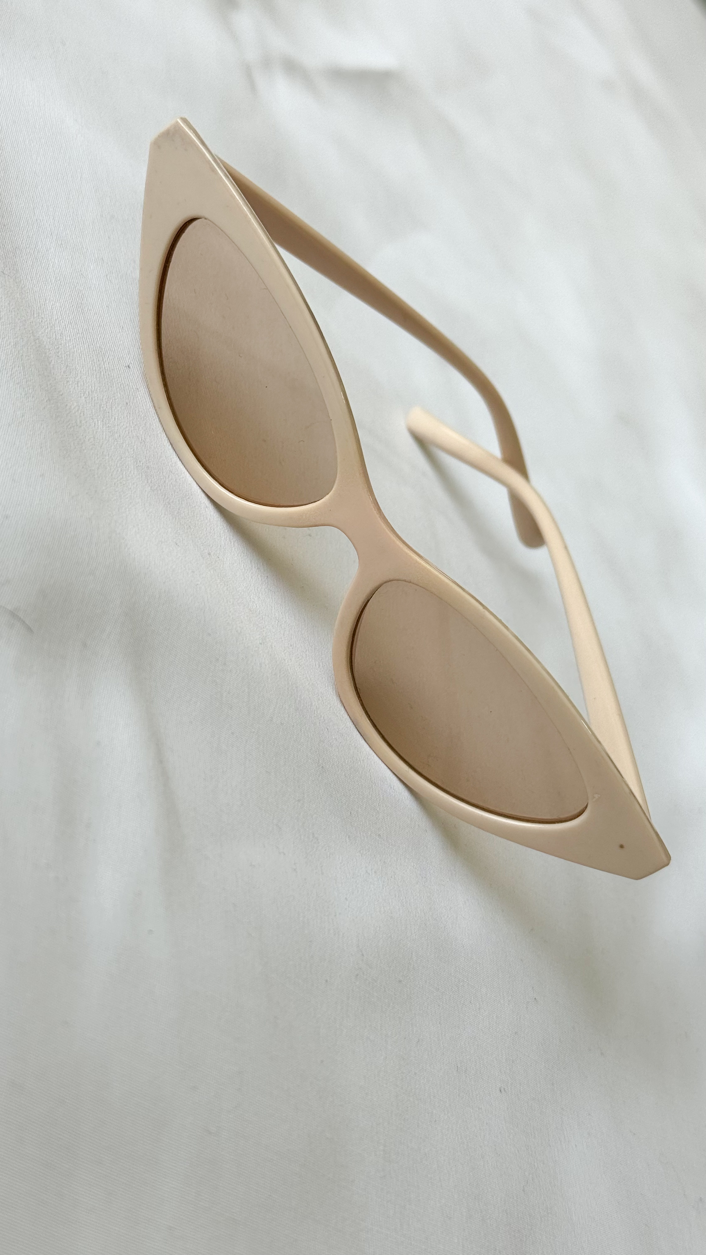 نمای دیگر از عینک‌ گربه ای رنگ گلبهی