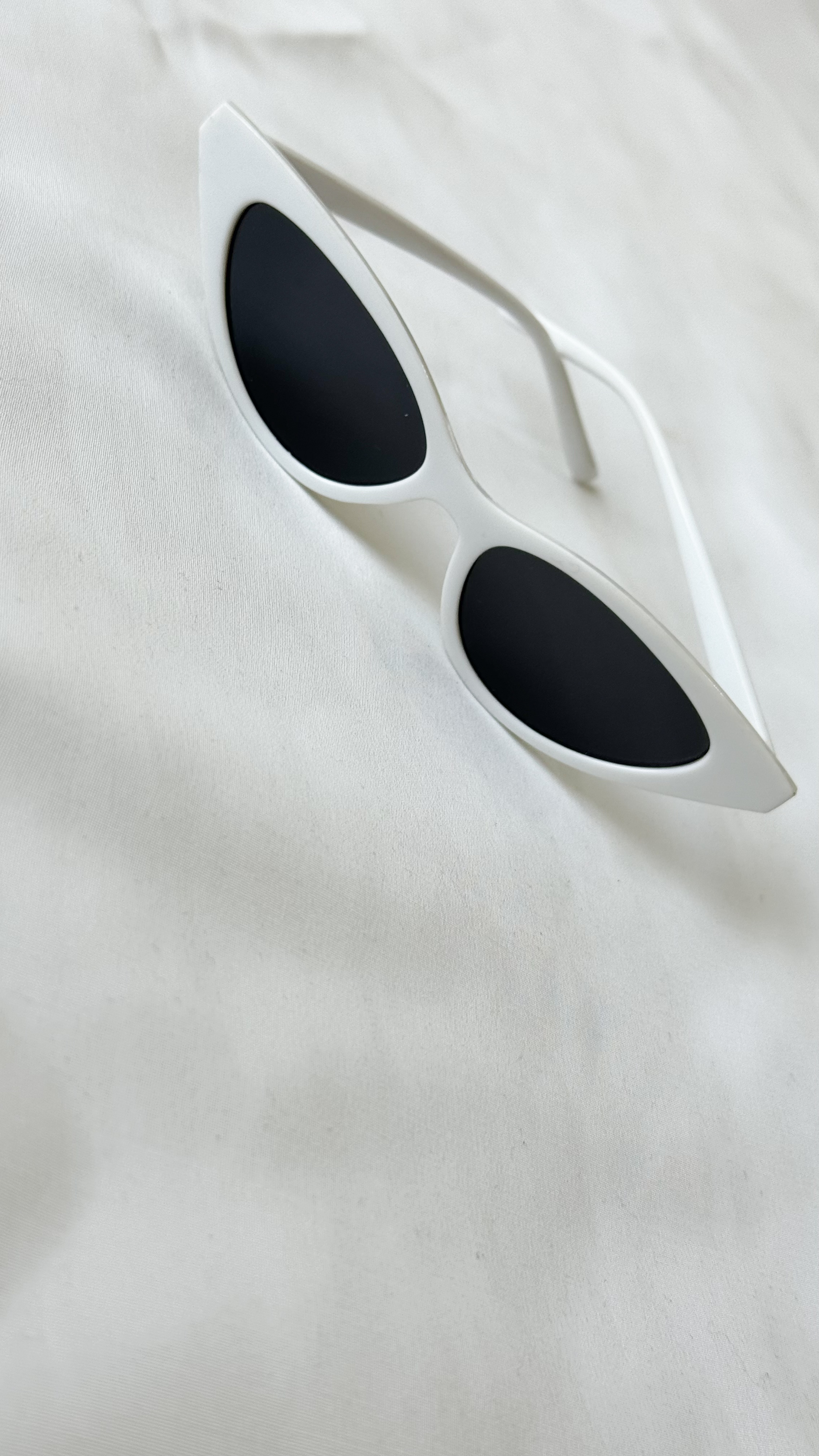 نمای دیگر از عینک‌ گربه ای رنگ سفید