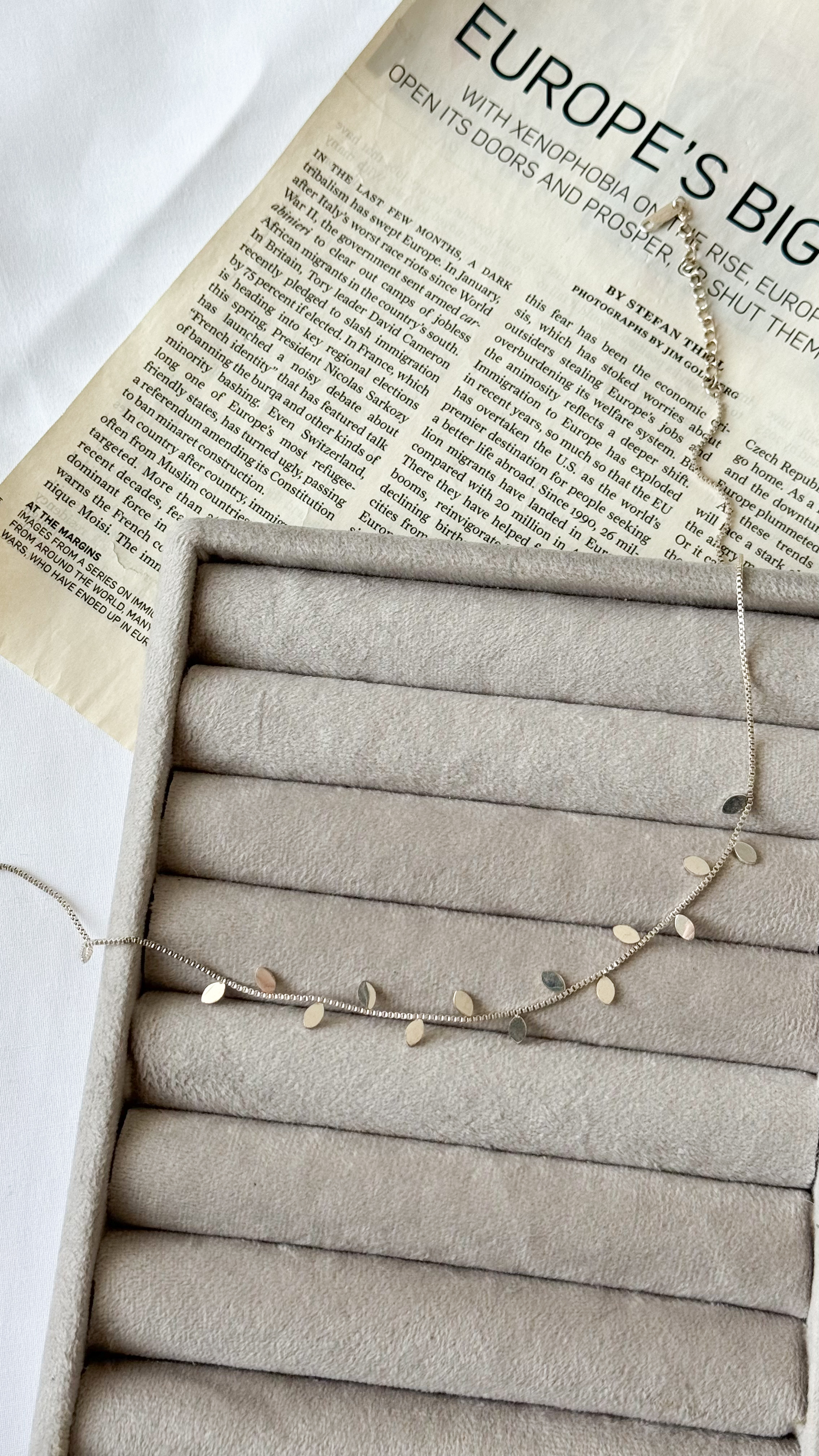 نمای دیگر از گردنبند خوشه ای رنگ تک رنگ